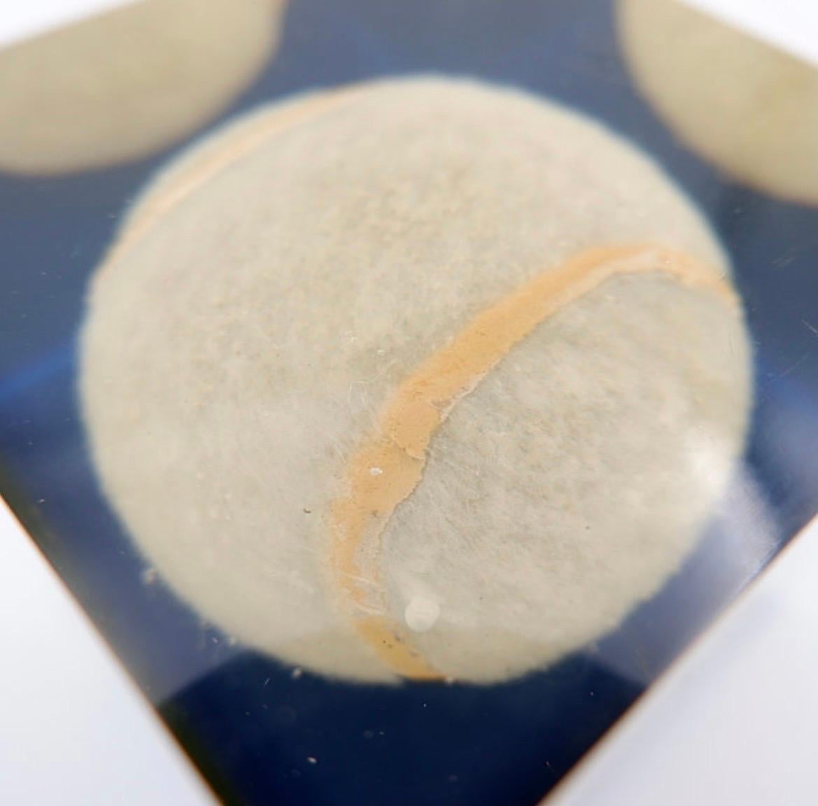 Fine XX secolo Fermacarte d'epoca in acrilico Lucite con pallina da tennis incastonata in vendita