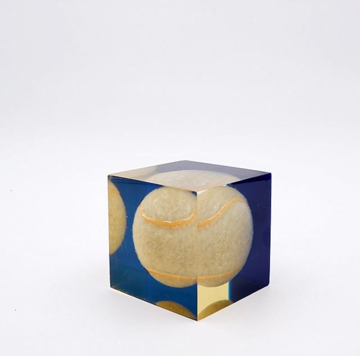 Resina Fermacarte d'epoca in acrilico Lucite con pallina da tennis incastonata in vendita