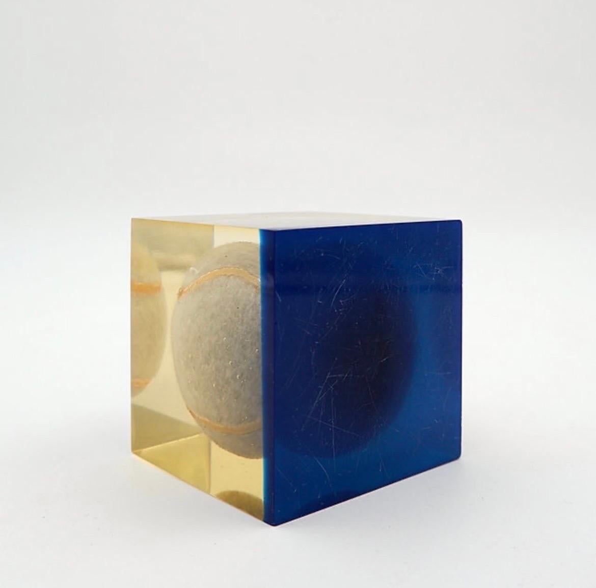 Fermacarte d'epoca in acrilico Lucite con pallina da tennis incastonata in vendita 1