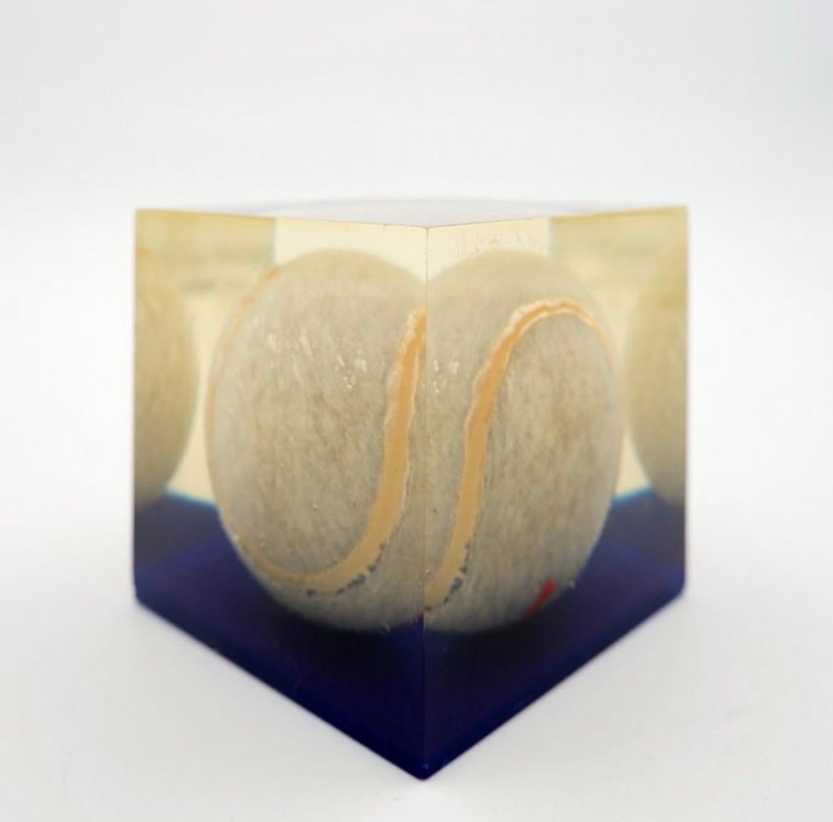 Fermacarte d'epoca in acrilico Lucite con pallina da tennis incastonata in vendita 2