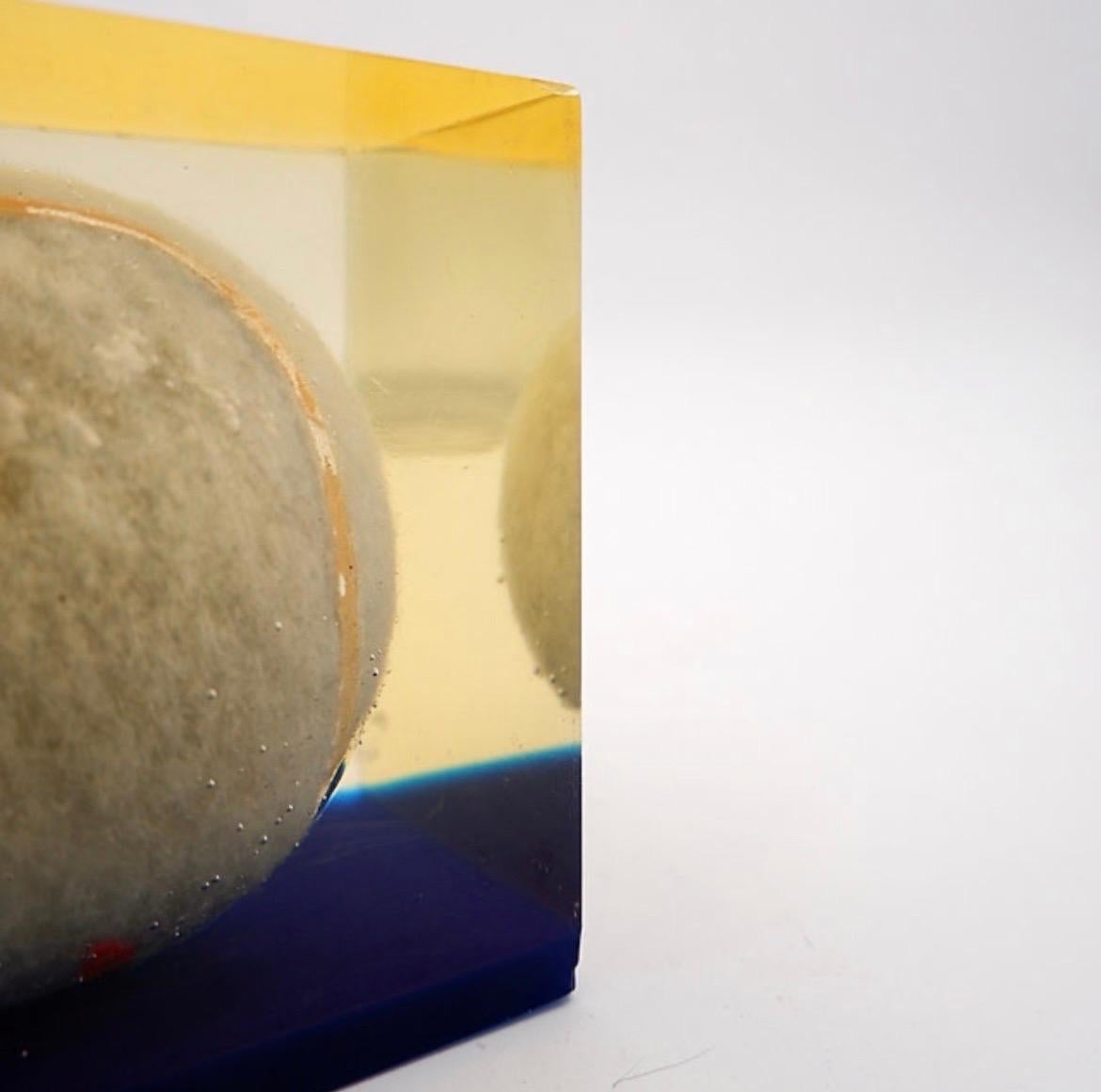 Fermacarte d'epoca in acrilico Lucite con pallina da tennis incastonata in vendita 3