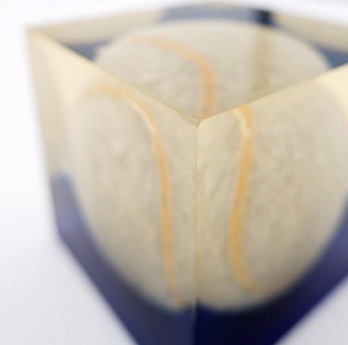Fermacarte d'epoca in acrilico Lucite con pallina da tennis incastonata in vendita 4