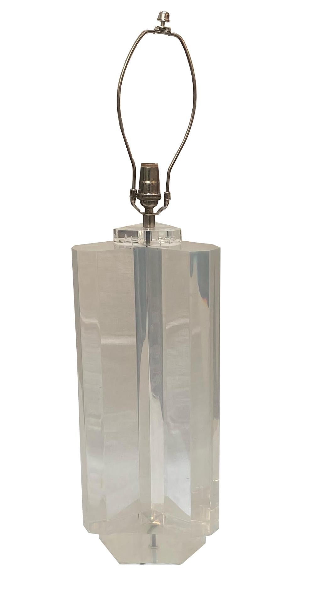 Super chic, handsome lamp perfect for any transitional space!

Dimensions: 25