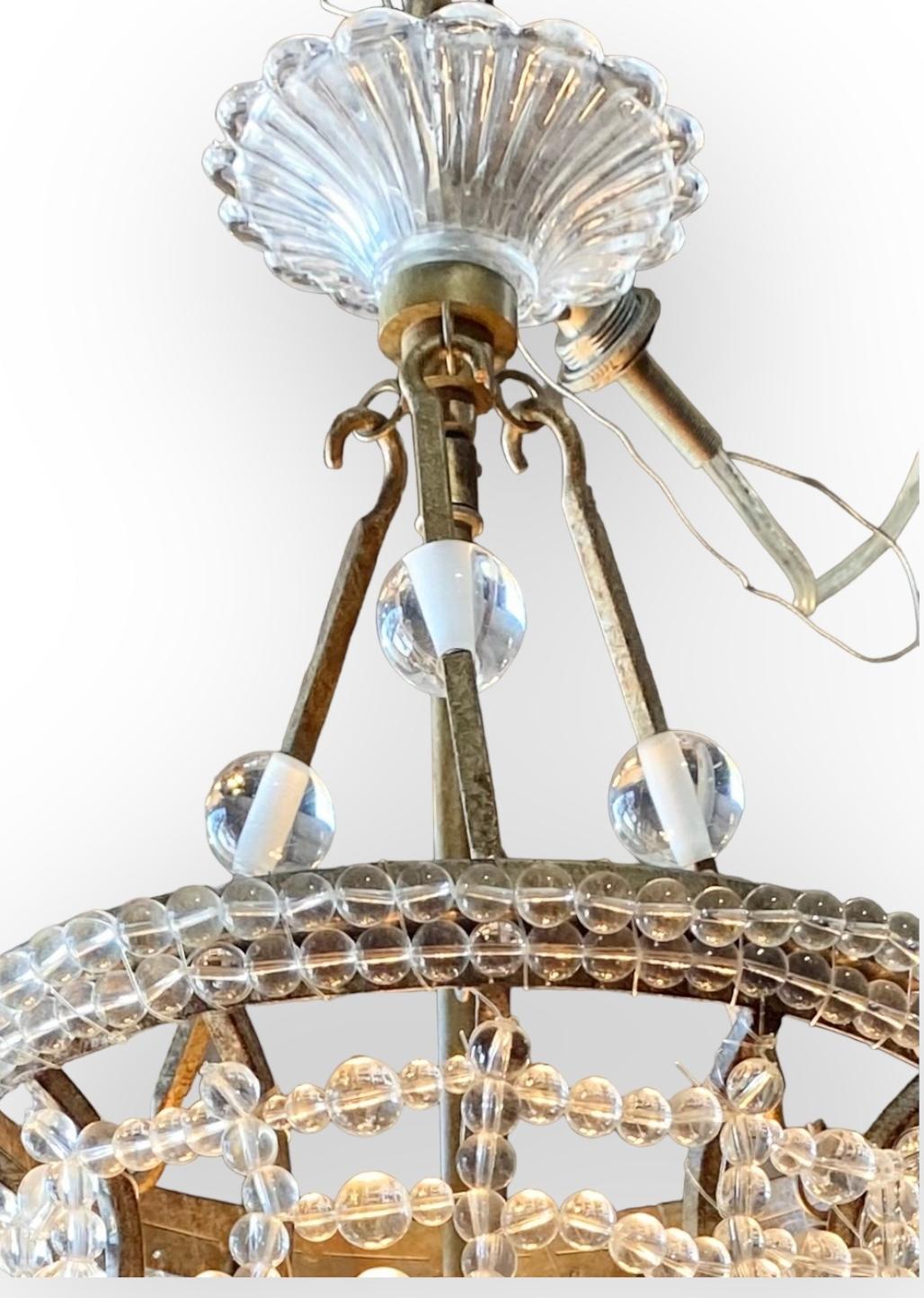 Hollywood Regency Pendentif vintage en acrylique à trois lumières perlé en vente