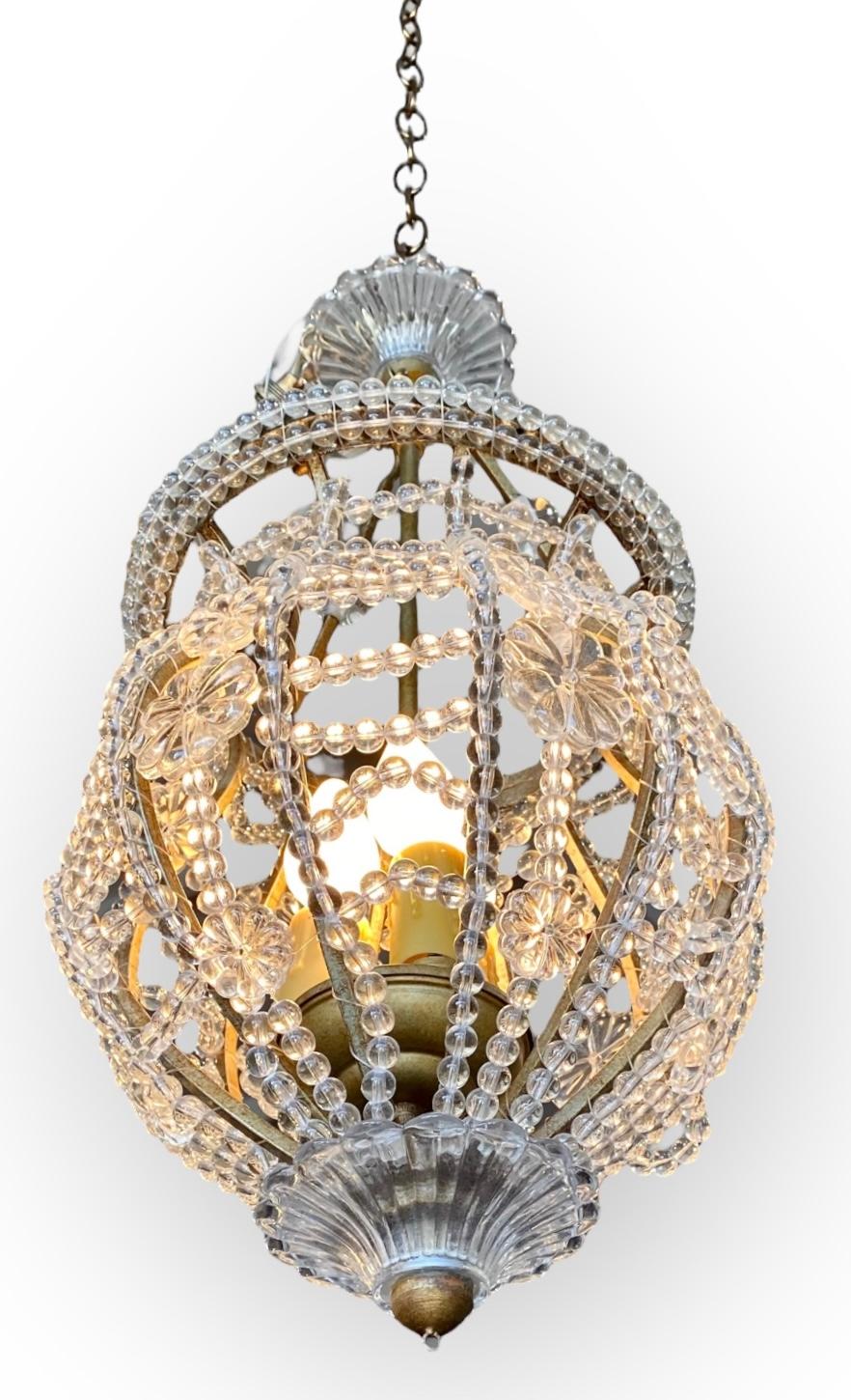 Chinois Pendentif vintage en acrylique à trois lumières perlé en vente