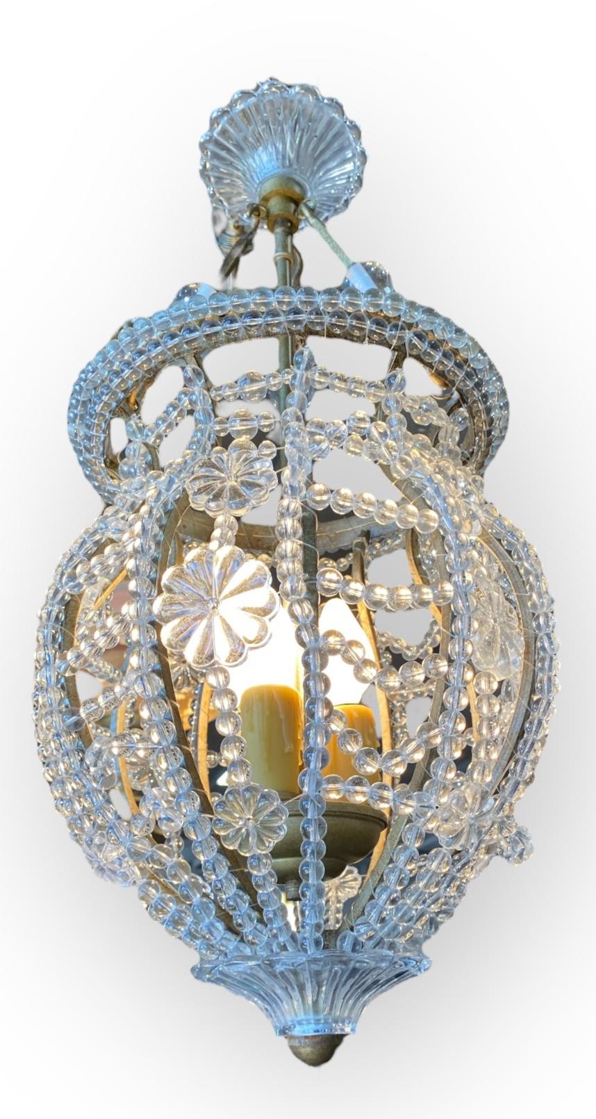 Pendentif vintage en acrylique à trois lumières perlé Bon état - En vente à New Orleans, LA