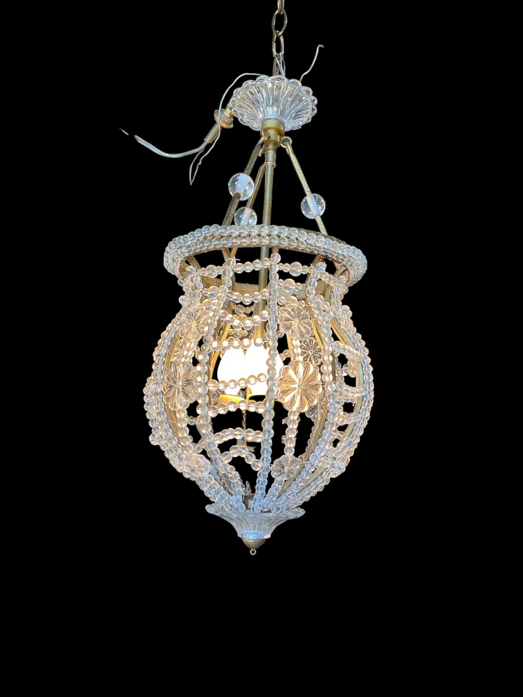Fin du 20e siècle Pendentif vintage en acrylique à trois lumières perlé en vente