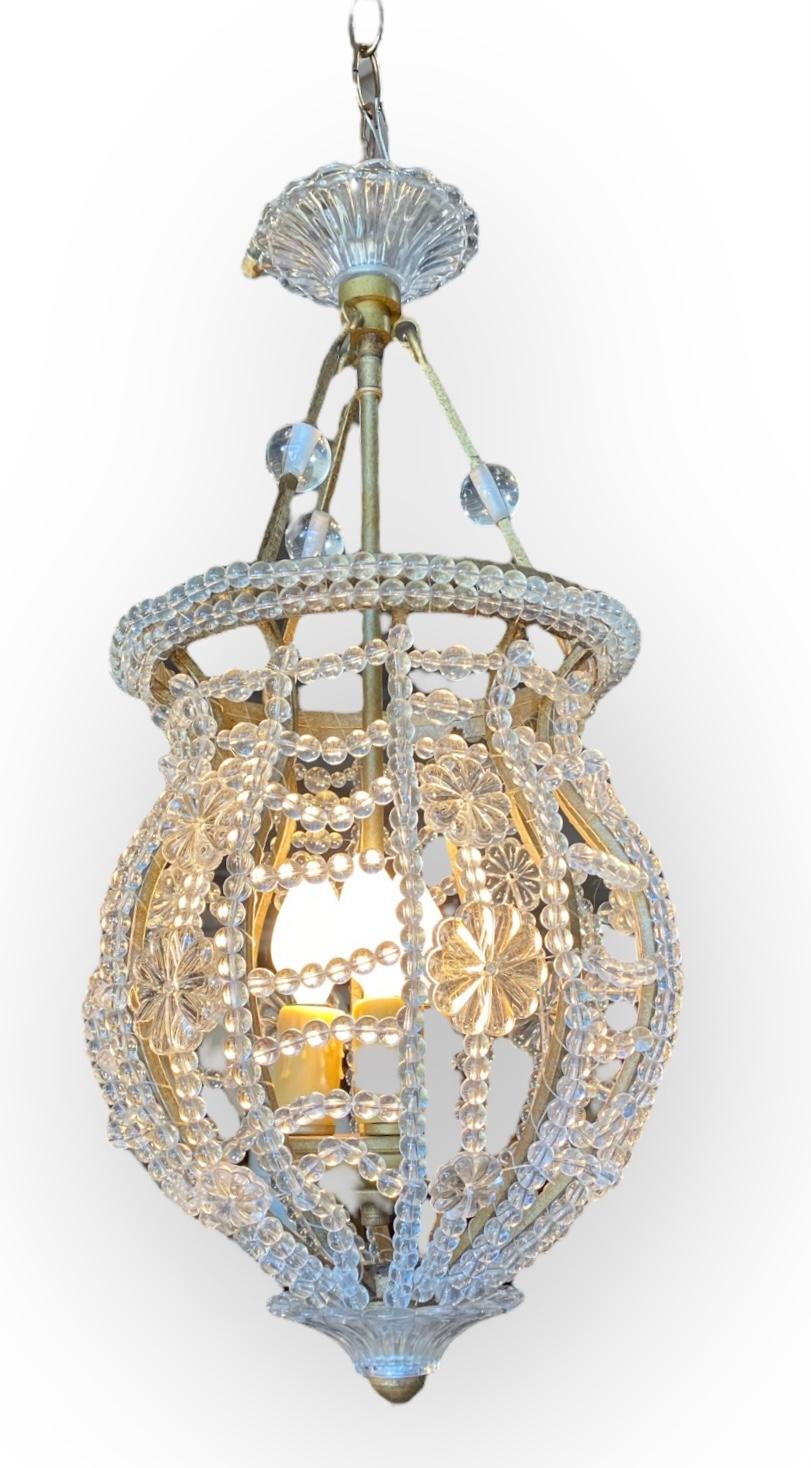Pendentif vintage en acrylique à trois lumières perlé en vente 1