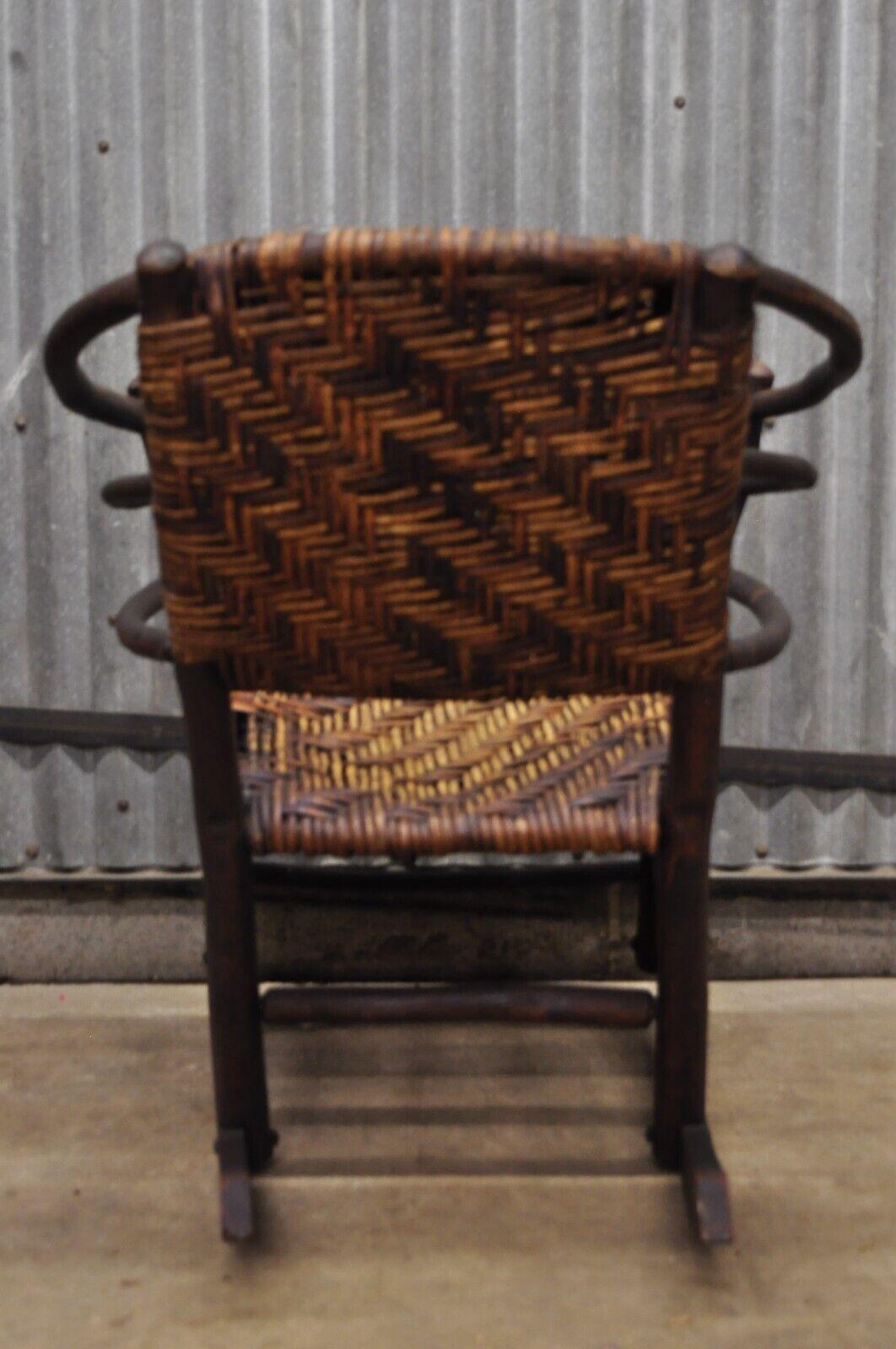 Vieille chaise à bascule Adirondack de style pacanier avec cadre en bois d'arbre et rotin en vente 5