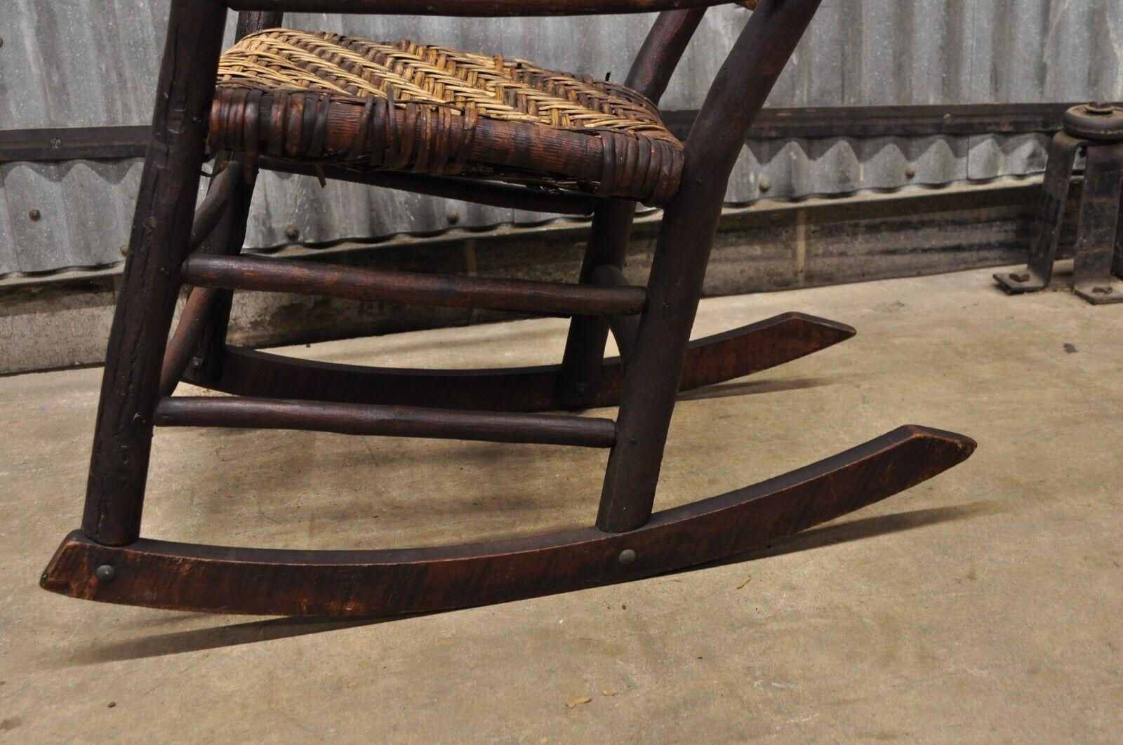 Vieille chaise à bascule Adirondack de style pacanier avec cadre en bois d'arbre et rotin en vente 6