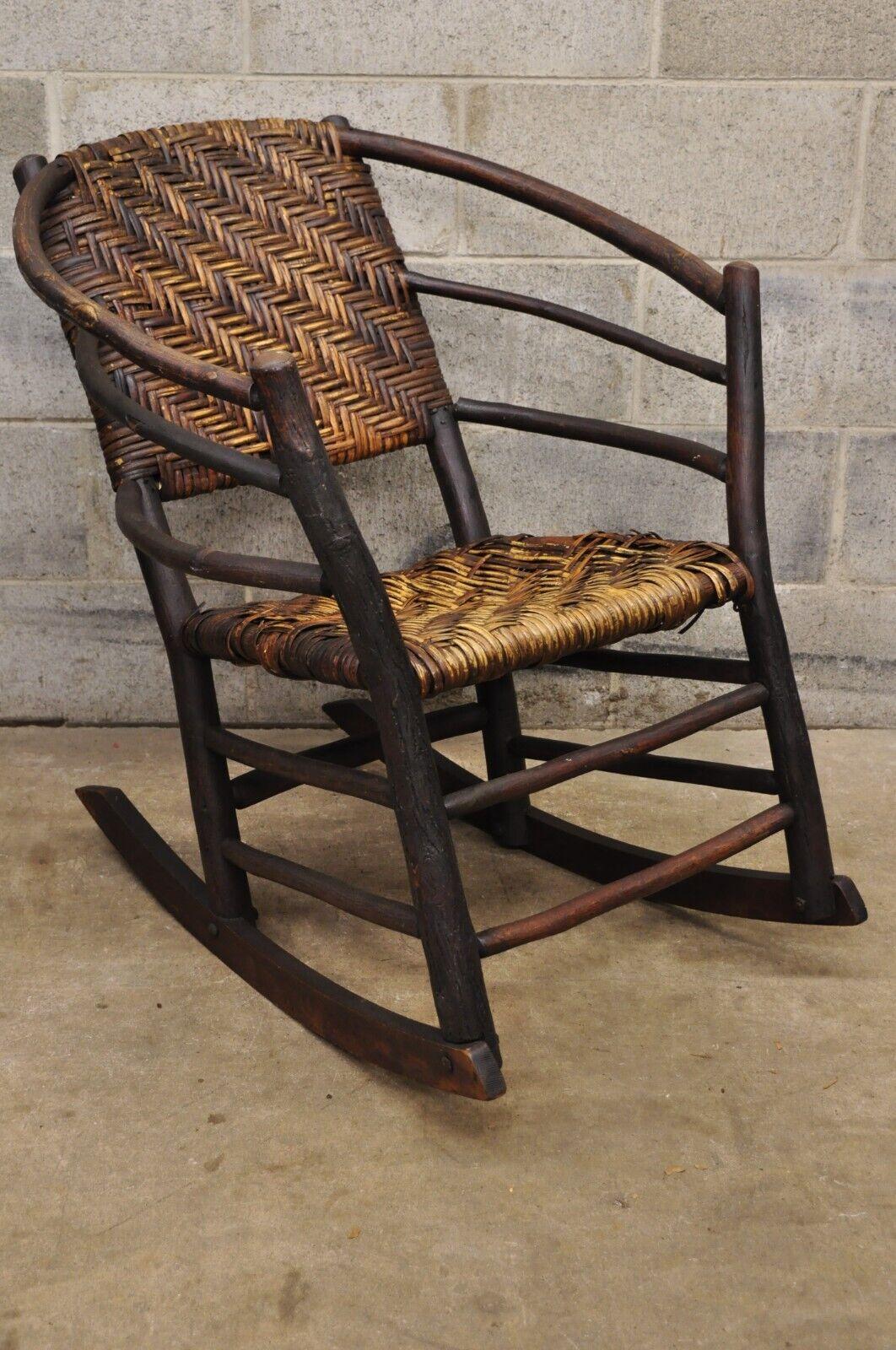 Vieille chaise à bascule Adirondack de style pacanier avec cadre en bois d'arbre et rotin en vente 7