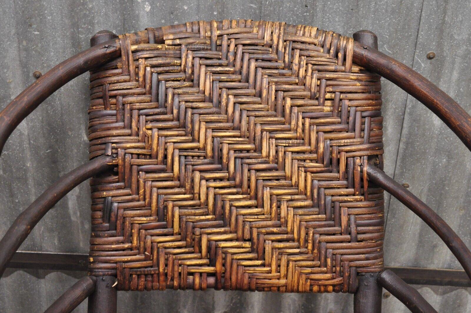 Vieille chaise à bascule Adirondack de style pacanier avec cadre en bois d'arbre et rotin Bon état - En vente à Philadelphia, PA