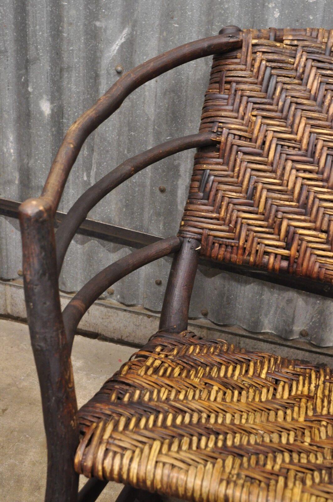 20ième siècle Vieille chaise à bascule Adirondack de style pacanier avec cadre en bois d'arbre et rotin en vente