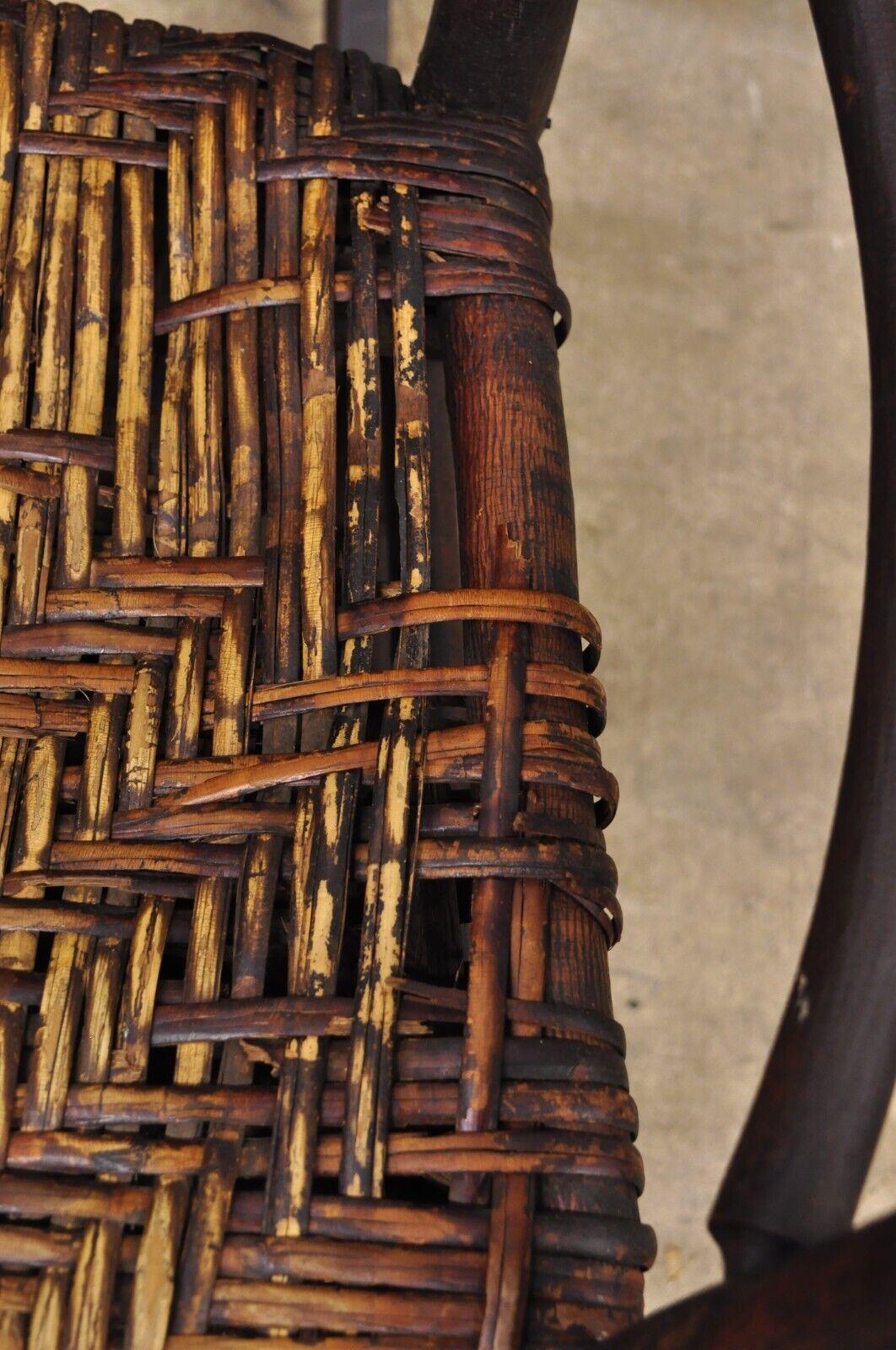 Vieille chaise à bascule Adirondack de style pacanier avec cadre en bois d'arbre et rotin en vente 1