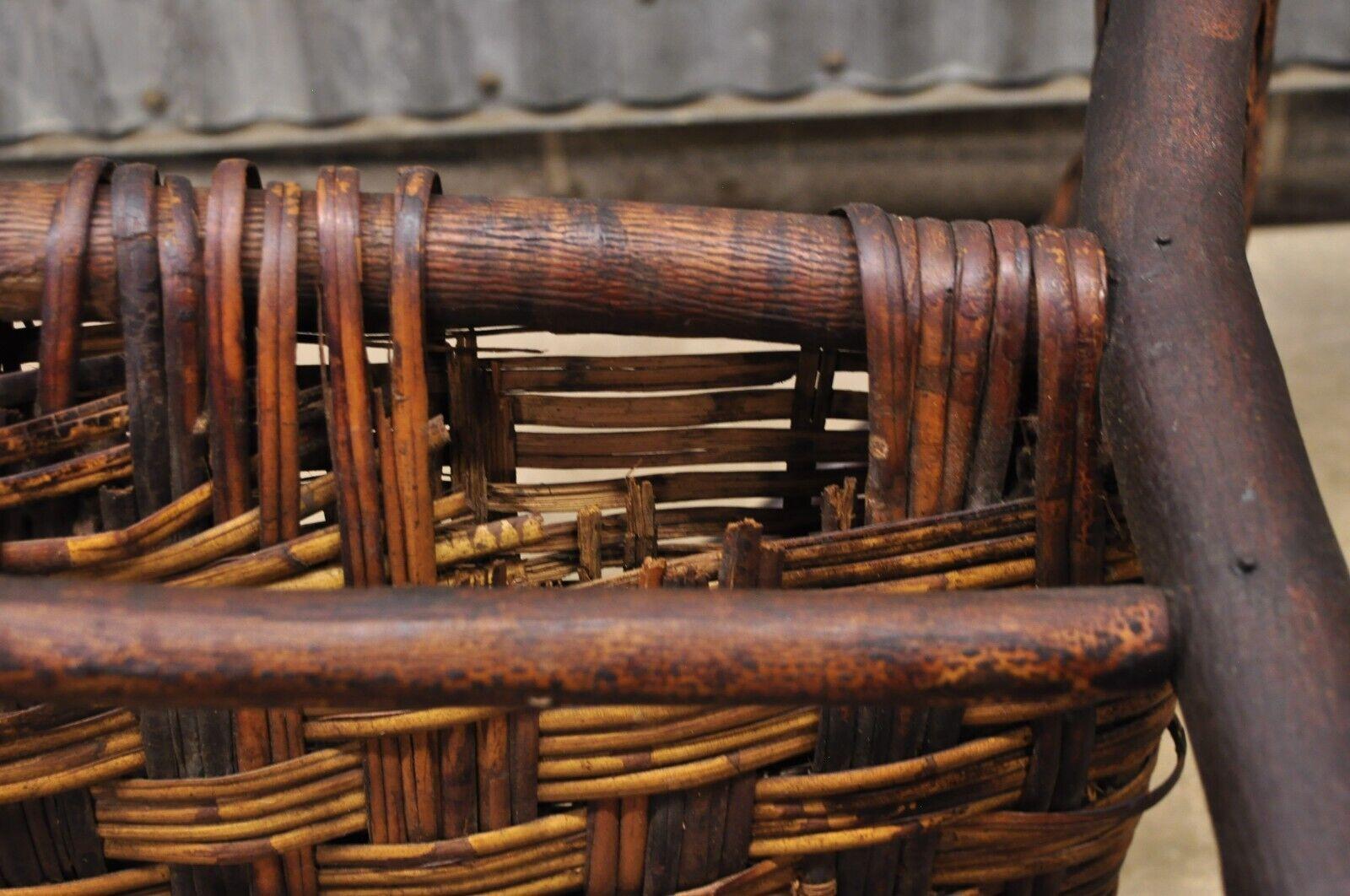 Vieille chaise à bascule Adirondack de style pacanier avec cadre en bois d'arbre et rotin en vente 2