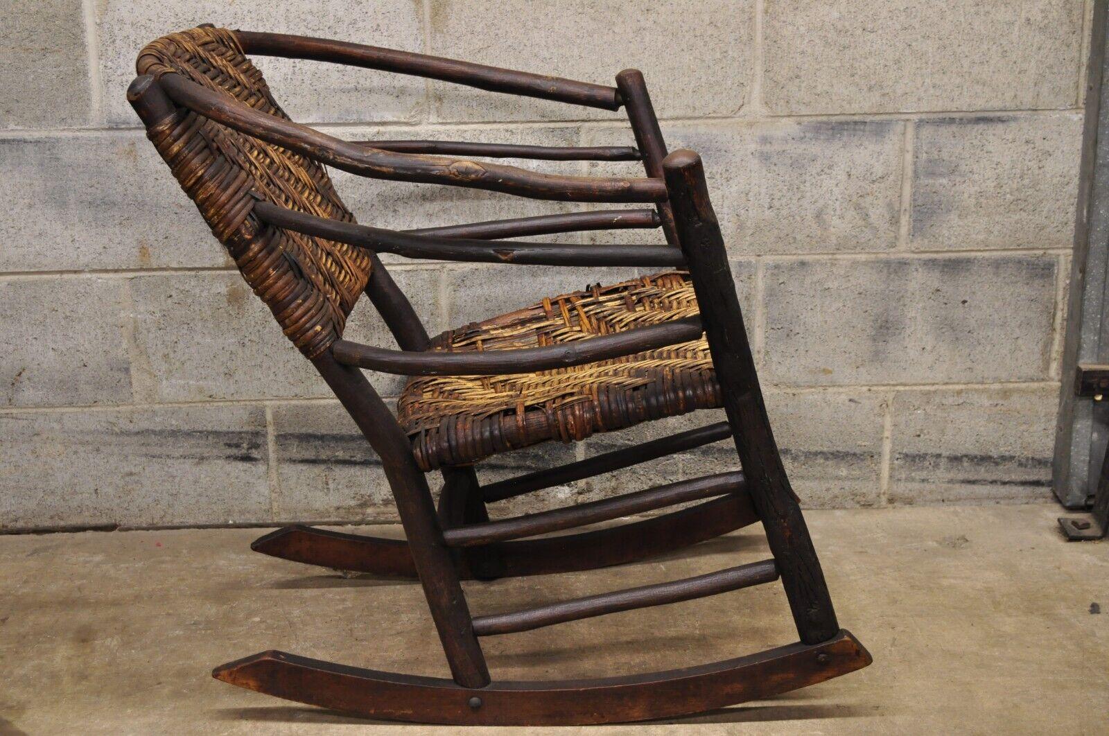 Vieille chaise à bascule Adirondack de style pacanier avec cadre en bois d'arbre et rotin en vente 4