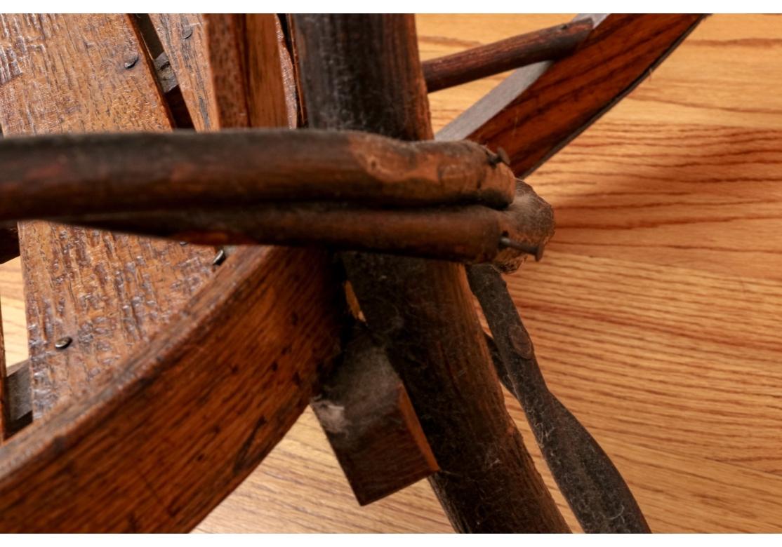 Dondolo vintage in stile Adirondack in hickory e quercia, 20° C. In condizioni deteriorate in vendita a Bridgeport, CT