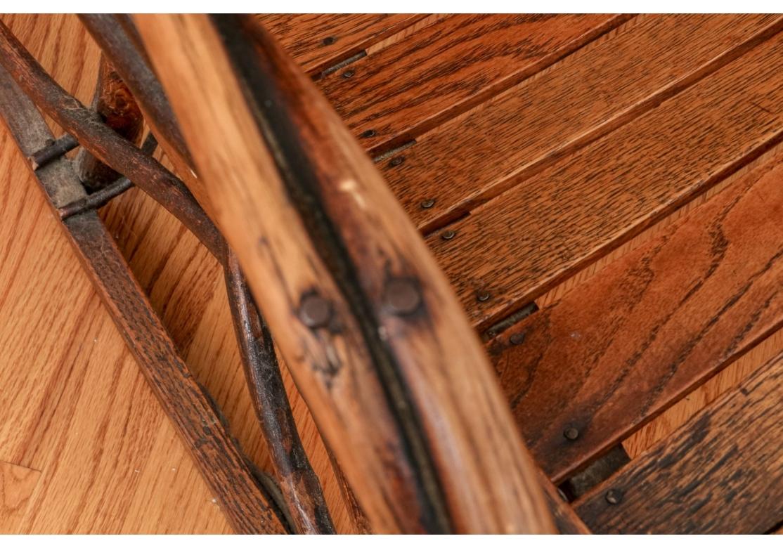 XX secolo Dondolo vintage in stile Adirondack in hickory e quercia, 20° C. in vendita