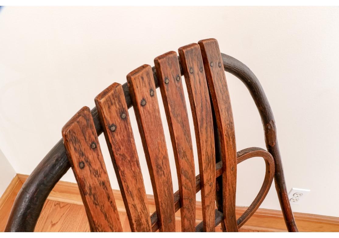 Noce americano Dondolo vintage in stile Adirondack in hickory e quercia, 20° C. in vendita