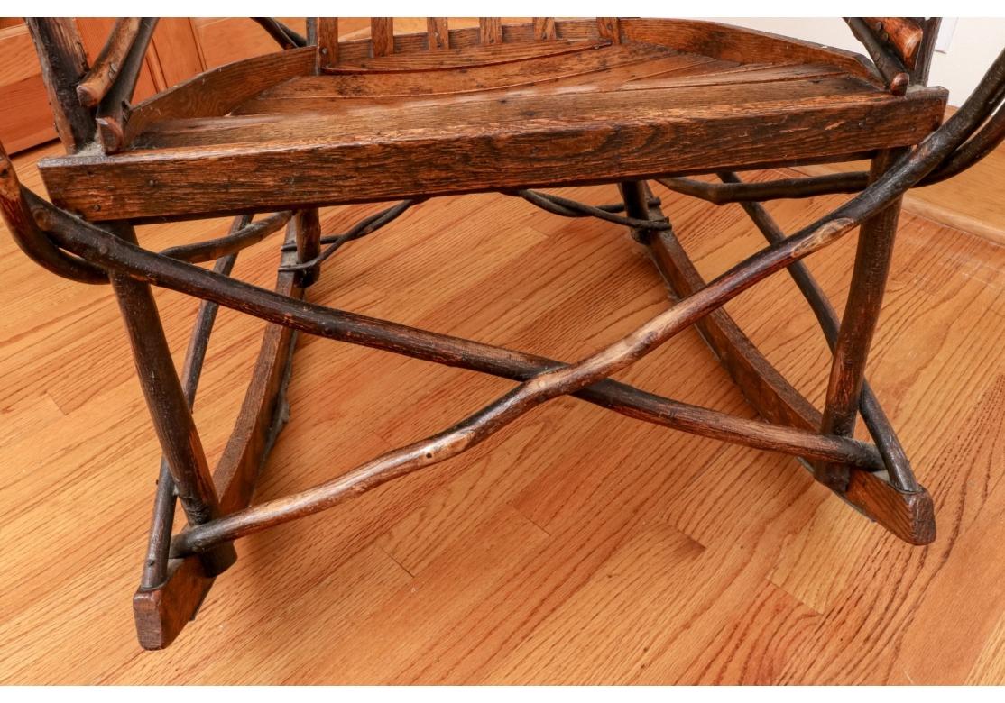 Dondolo vintage in stile Adirondack in hickory e quercia, 20° C. in vendita 1