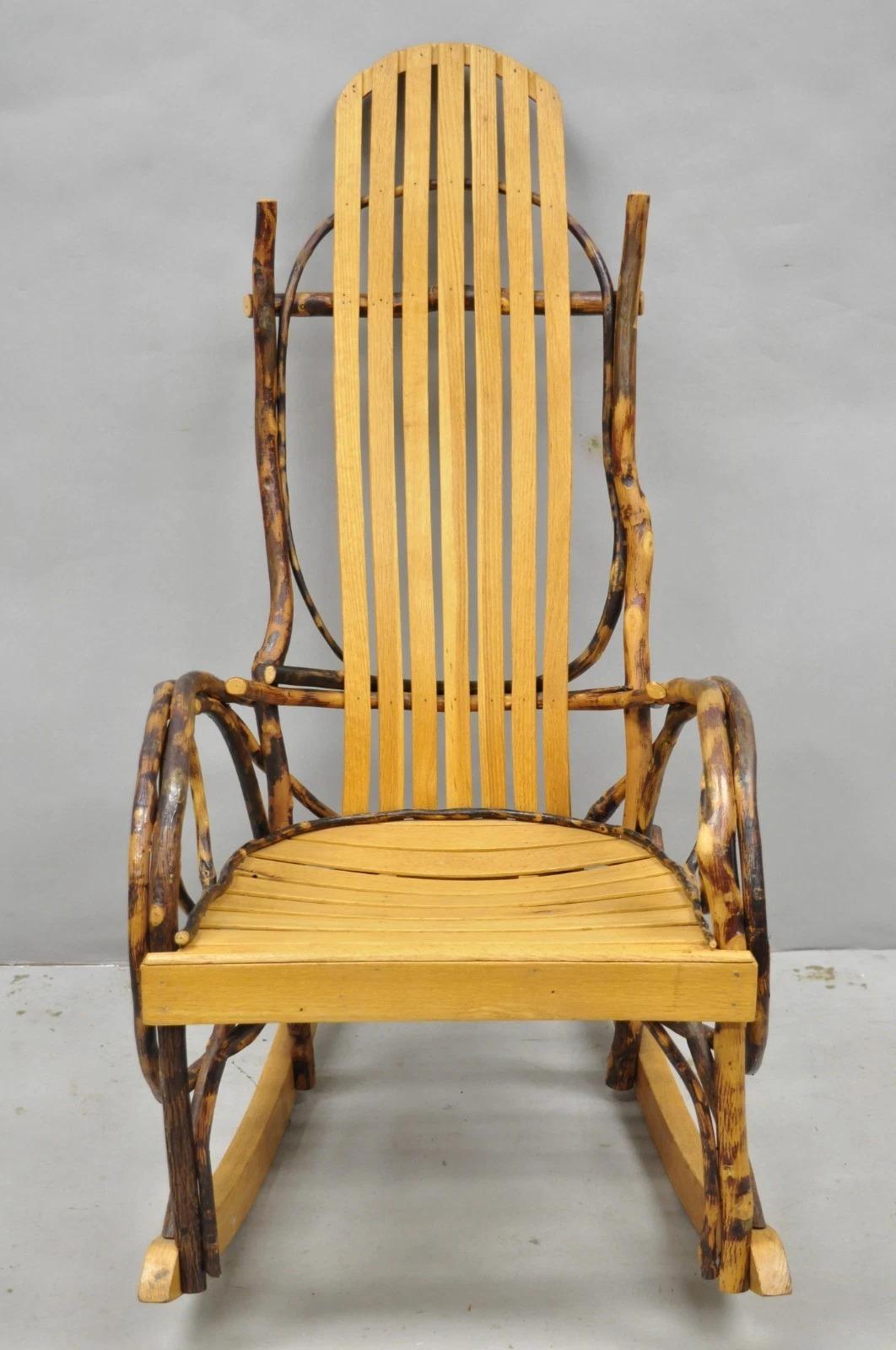 Veuillez nous envoyer un message avec votre code postal pour demander un devis plus raisonnable pour les frais d'expédition aux États-Unis.

Vintage Adirondack Tree Branch Twig Arts & Crafts Primitive Rocker Rocking Chair. Circa Late 20th Century.