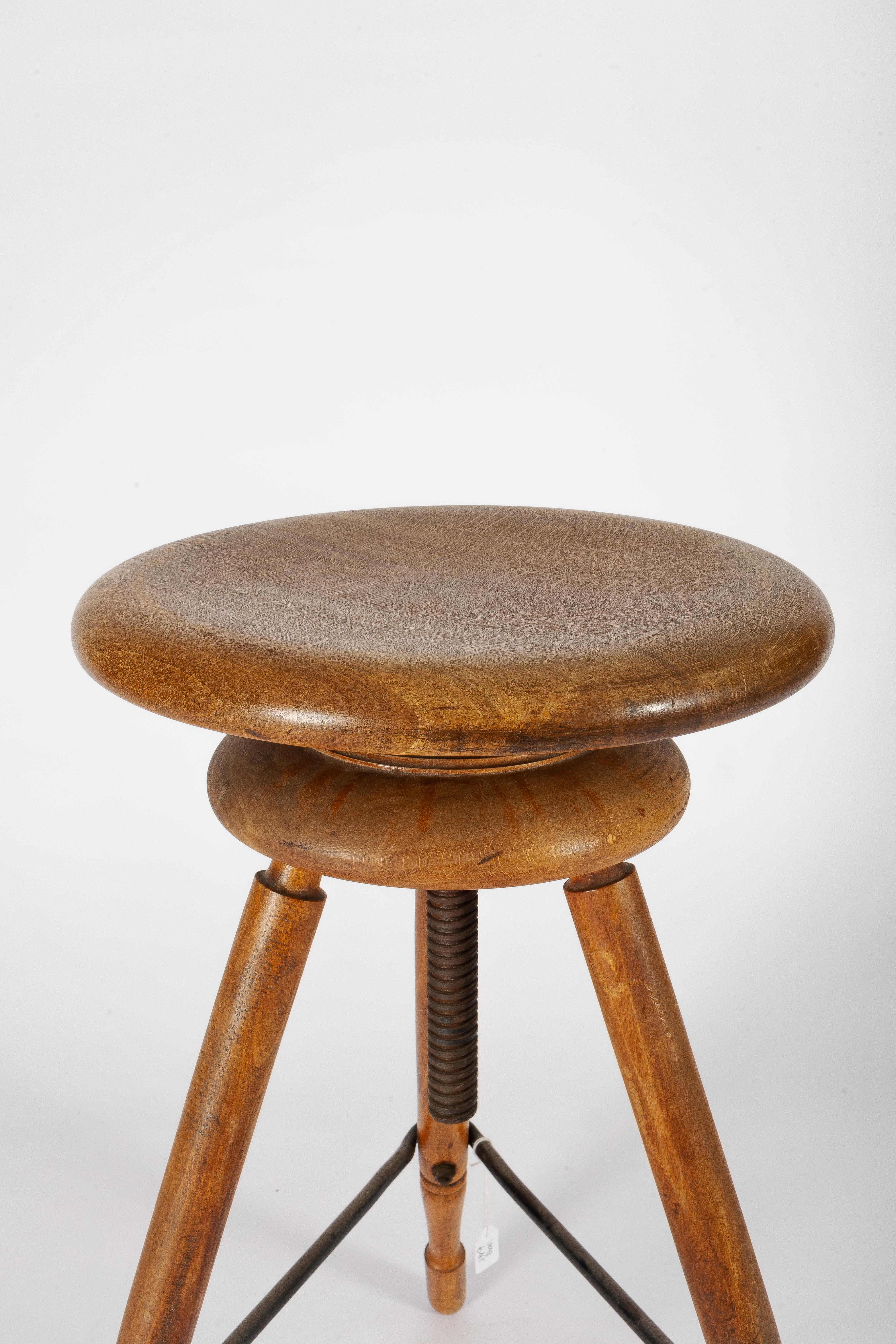 Verstellbarer Architekten-Drehhocker im Vintage-Stil

Drehstuhl oder Hocker aus Buchenvollholz. Abgeschlossen mit einem Eisenring um die Beine, um die Beine zu verstärken. Allein dieser Ring verleiht dem Hocker ein feines industrielles