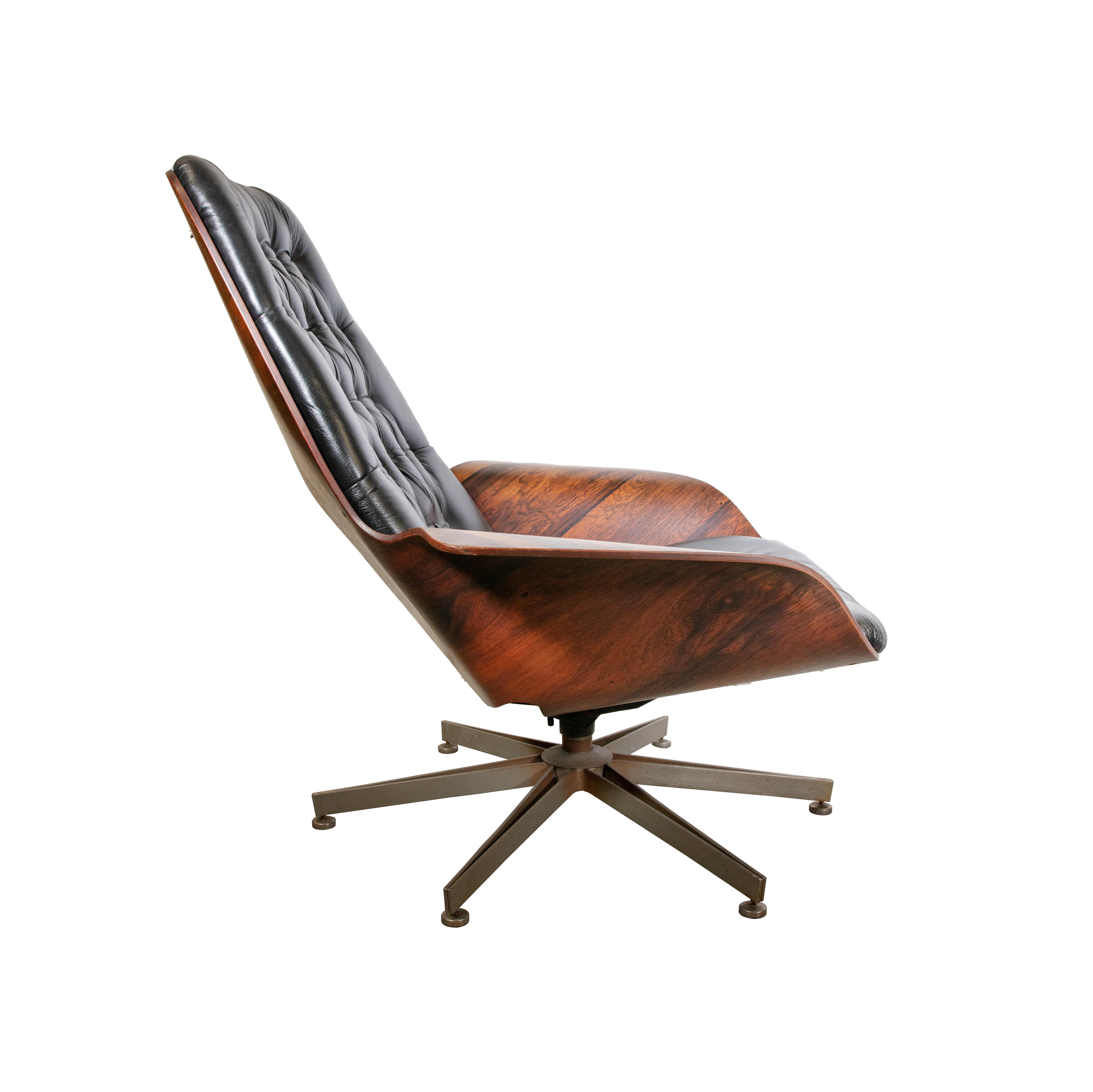 Vintage Adjustable Armchair is an original design furniture realized in the 1960s.

Steel, varnished metal, curved plywood veneered in rosewood, leather.

Excellent conditions, reupholstered leather. Reclining mechanism.

Production: Plycraft