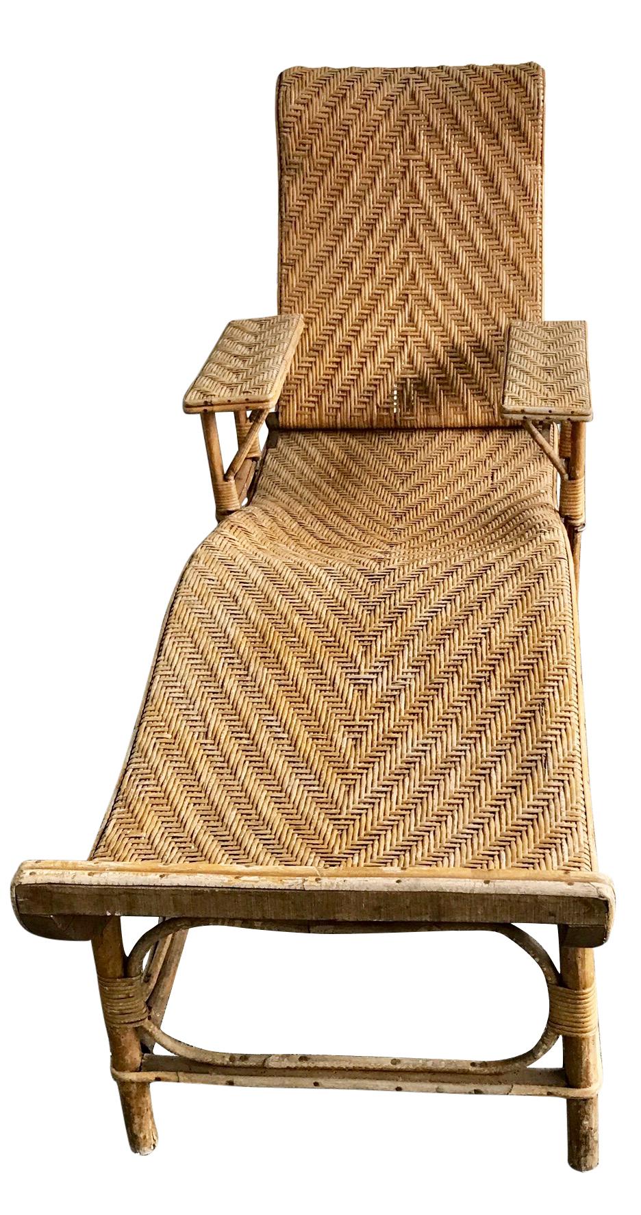 An adjustable chaise lounge from the 1920s is made of bamboo and woven rattan. The backrest can be placed in four positions and the armrests can be removed.