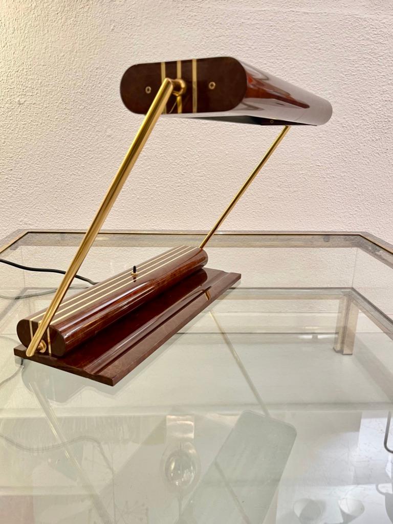Hochwertige verstellbare Banker-Schreibtischlampe oder Tischlampe von George Kovacs, USA ca. 1970er Jahre
Neuwertiger Zustand.
Der Schirm kann hin- und herbewegt werden und lässt sich nach Bedarf drehen.
Es gibt 4 Glühbirnen, Sie können wählen, ob