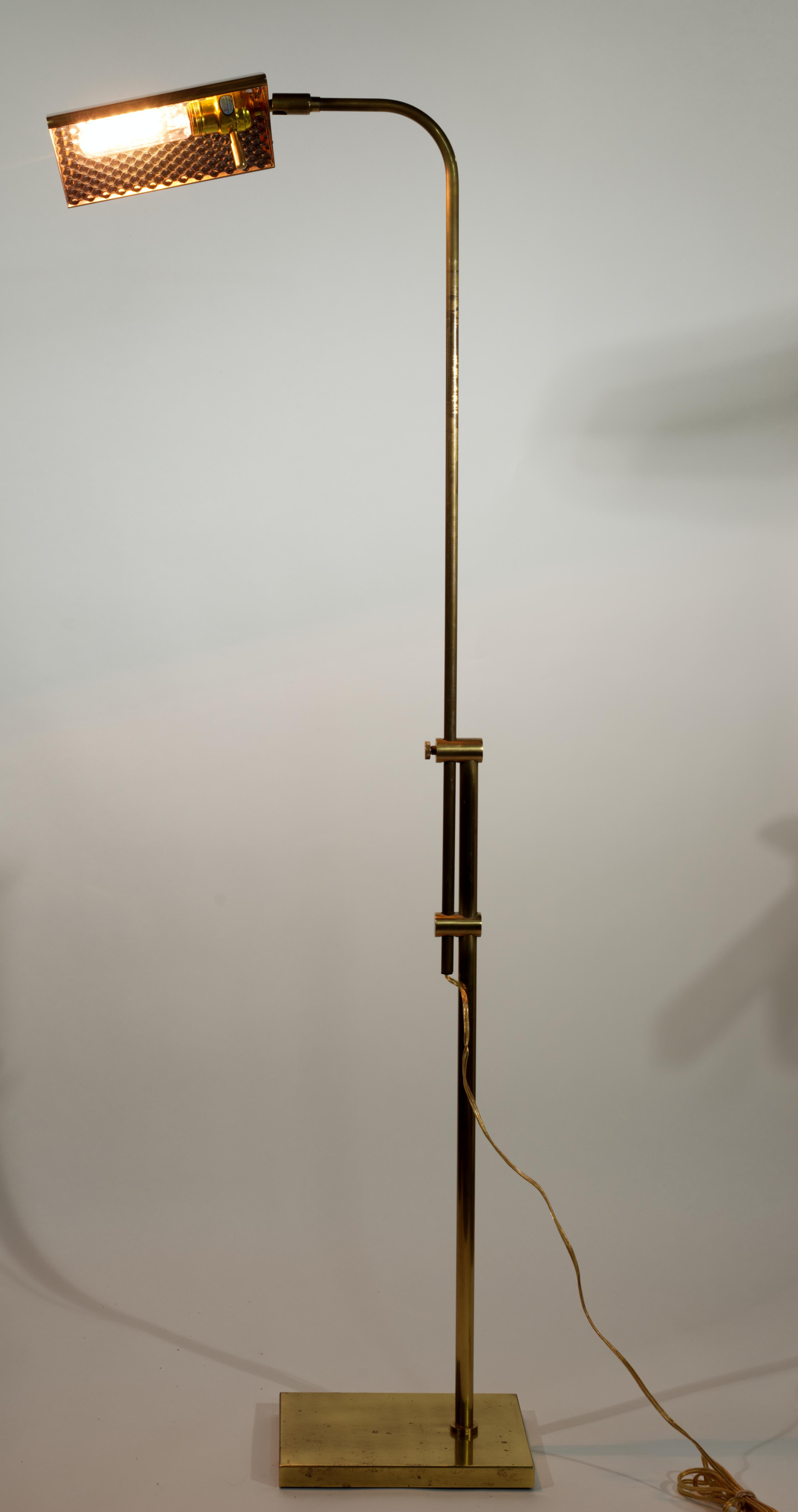 La lámpara de pie o de lectura regulable Vintage presenta una silueta moderna y atemporal; el diseño articulado del columpio facilita su uso en distintos interiores. La lámpara está montada sobre una mínima base rectangular que acentúa la forma