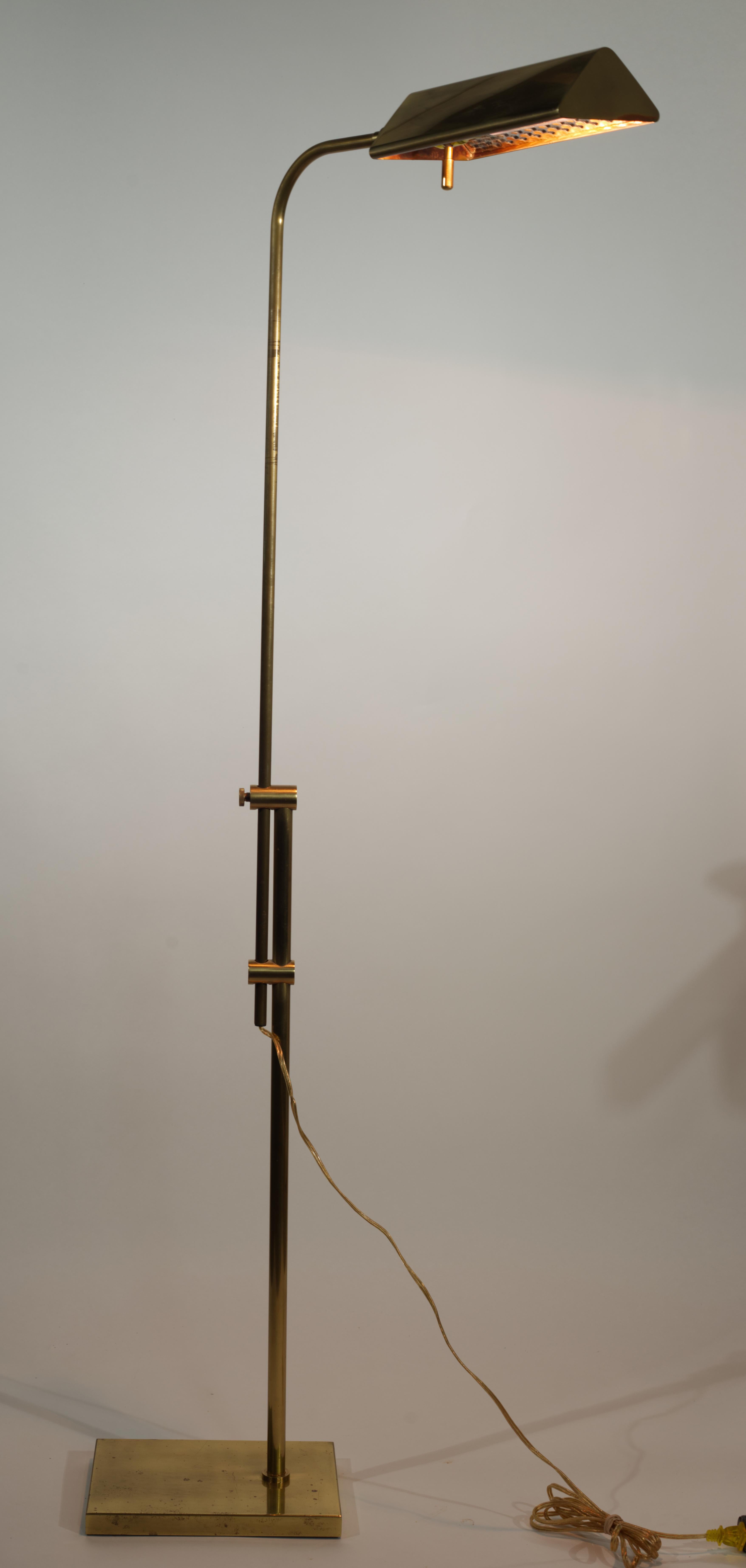 Lámpara de pie vintage ajustable de latón de Frederick Cooper Moderno de mediados de siglo en venta