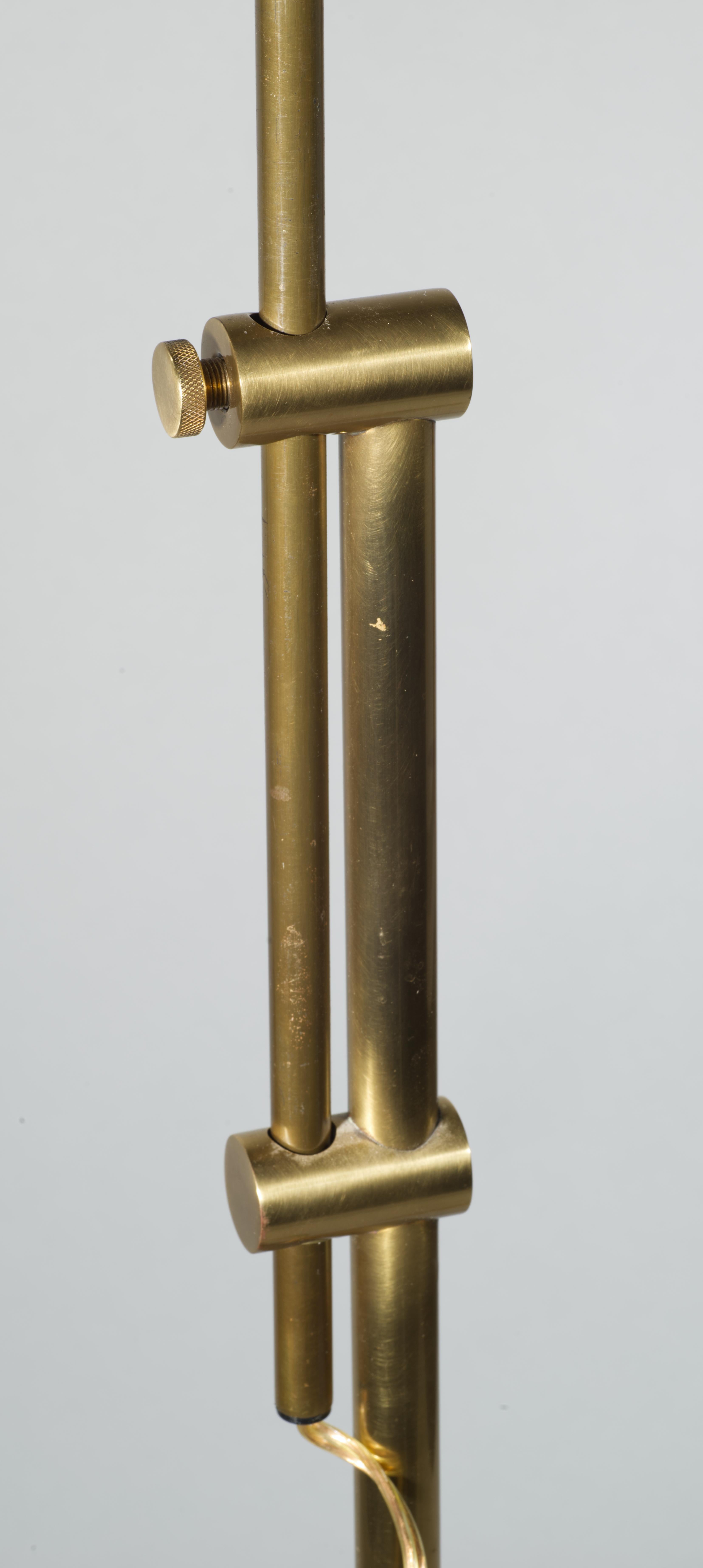 Lámpara de pie vintage ajustable de latón de Frederick Cooper Hecho a mano en venta