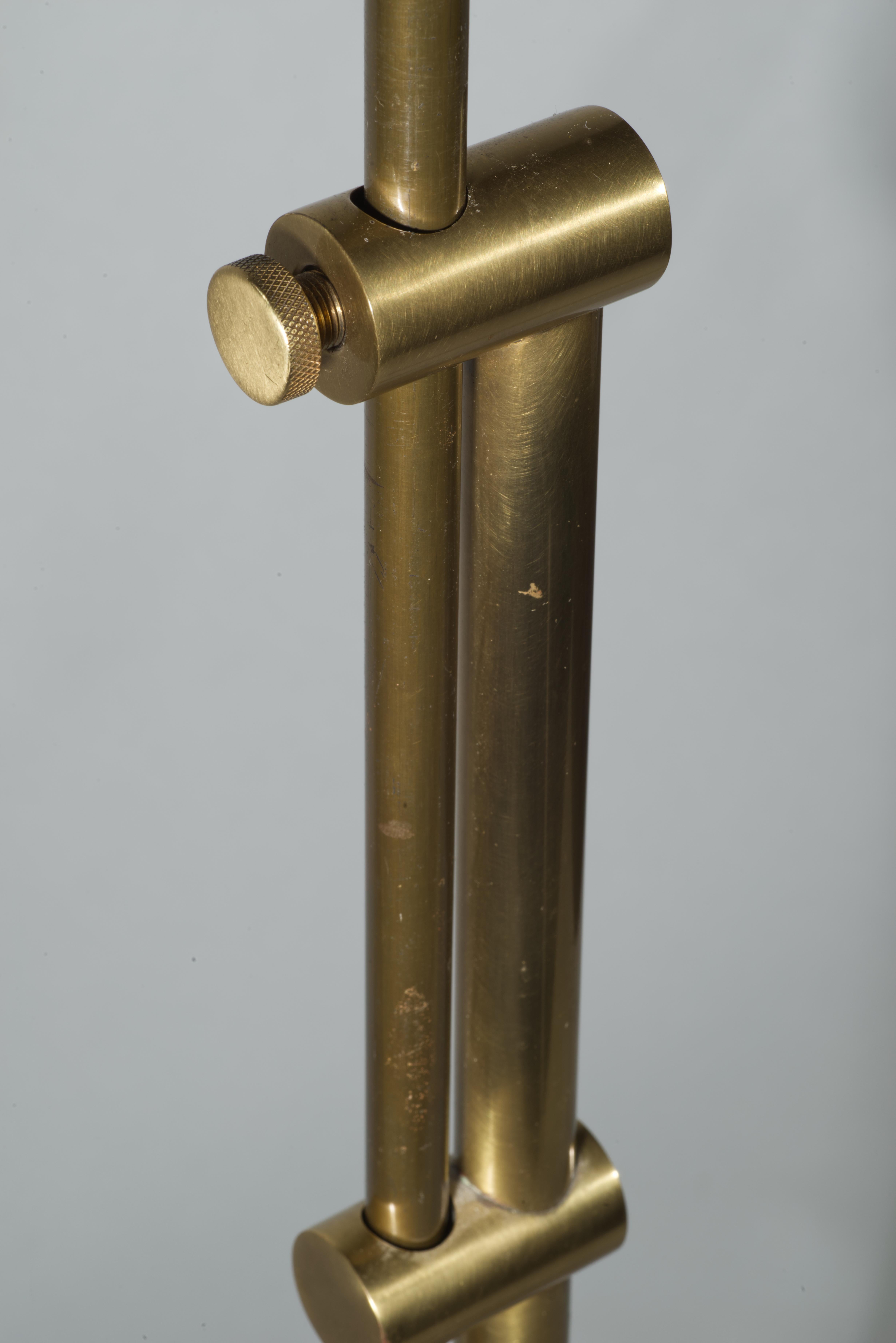 Lámpara de pie vintage ajustable de latón de Frederick Cooper en venta 1
