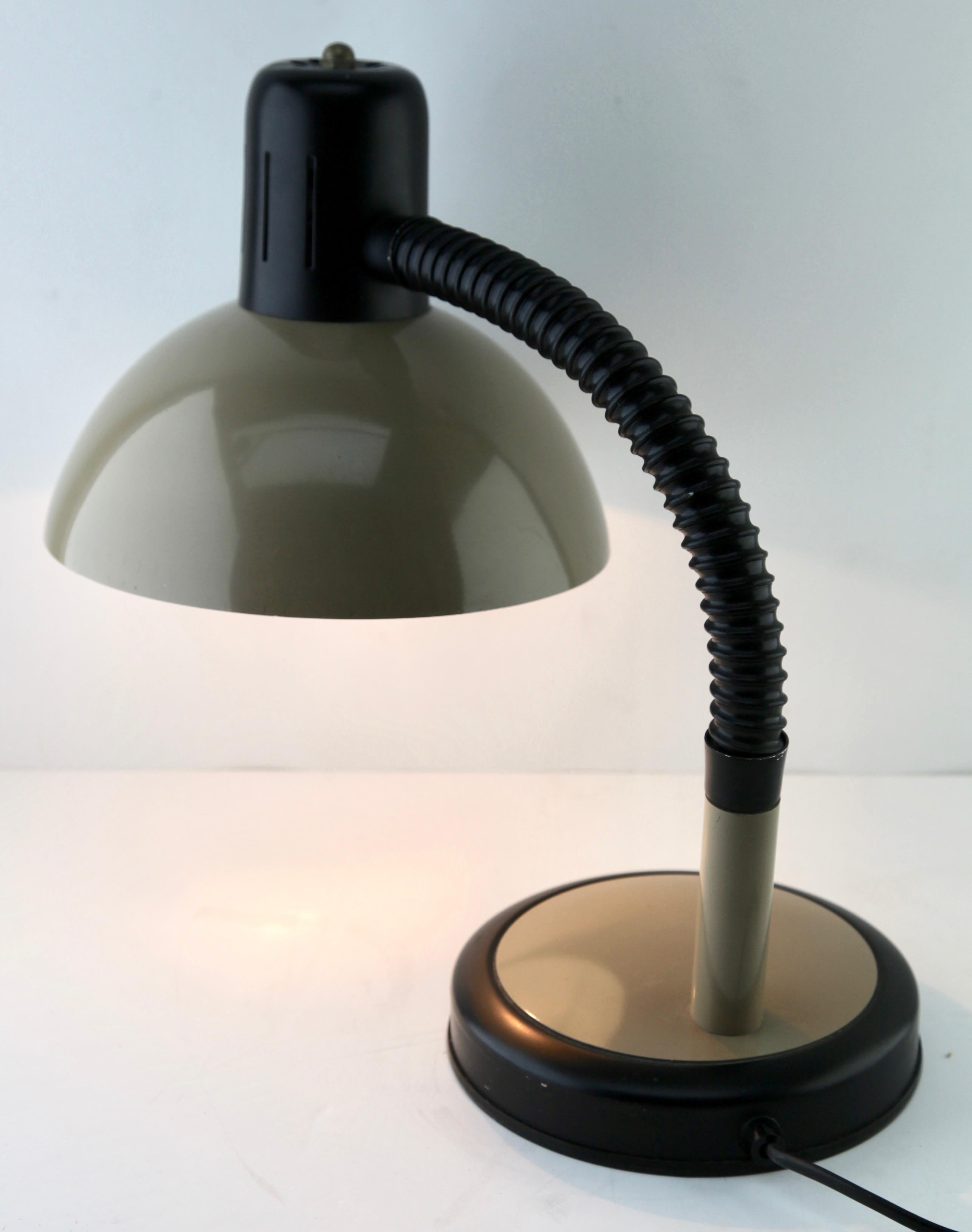 Diese klassische, kompakte Tischleuchte mit verstellbarem Strahler wurde in den 1970er Jahren von Veneta Lumi hergestellt.
Die Lampe ist vollständig original und in gutem Zustand, der unrestauriert belassen wurde.
Voll funktionstüchtig und mit