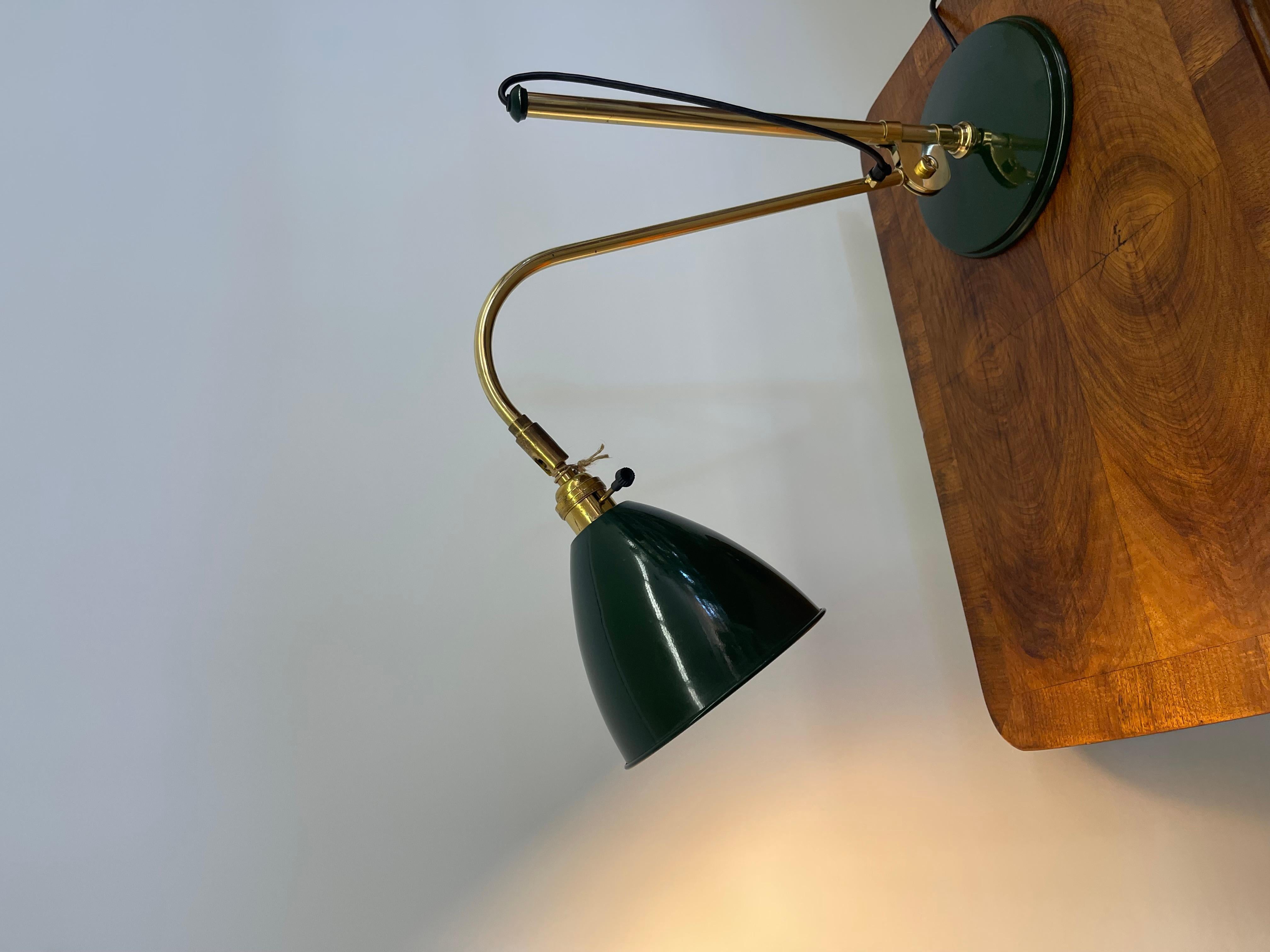Lampe de bureau vintage réglable en vert et laiton avec bras articulé en vente 4