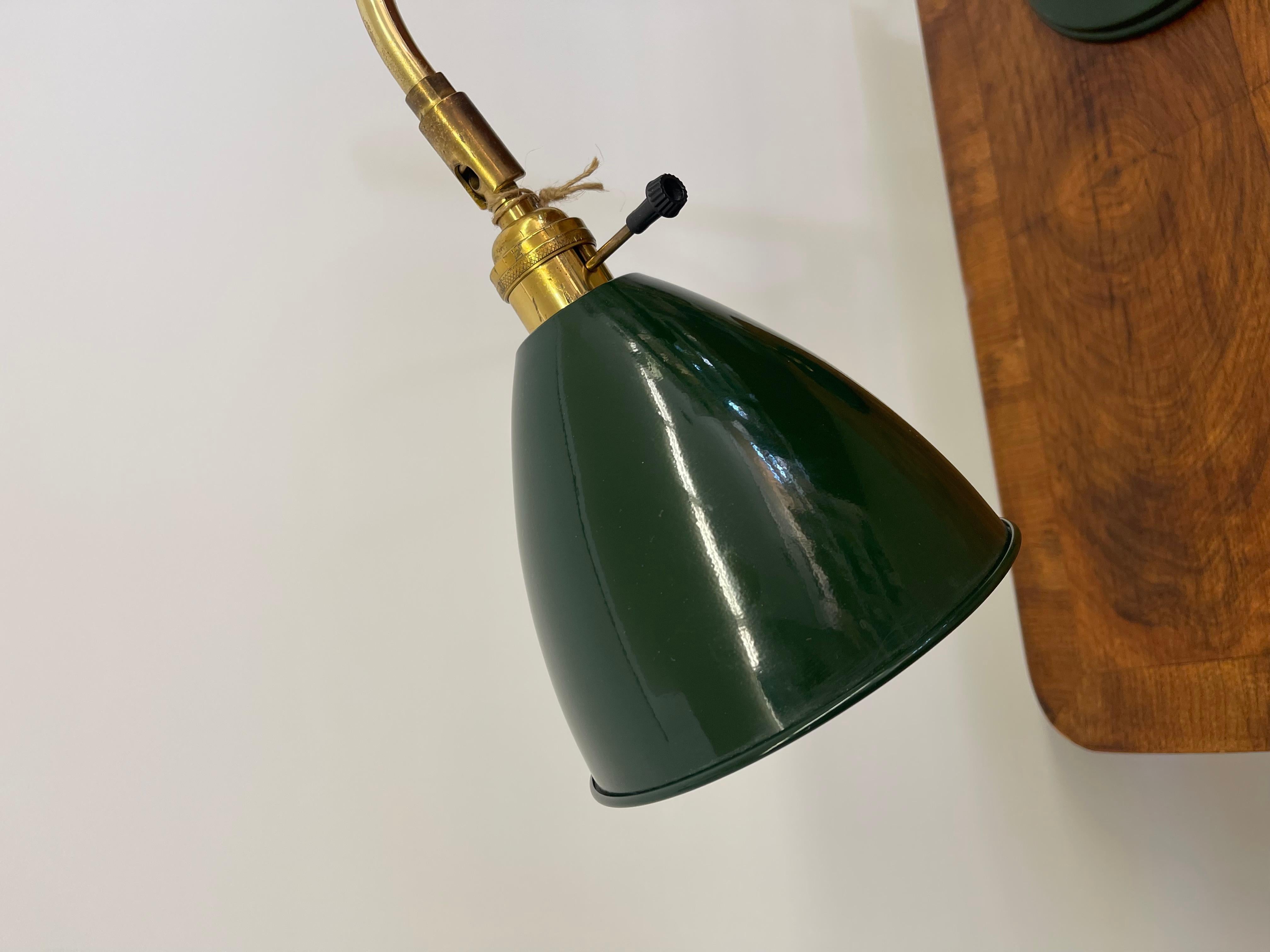 Lampe de bureau vintage réglable en vert et laiton avec bras articulé en vente 5