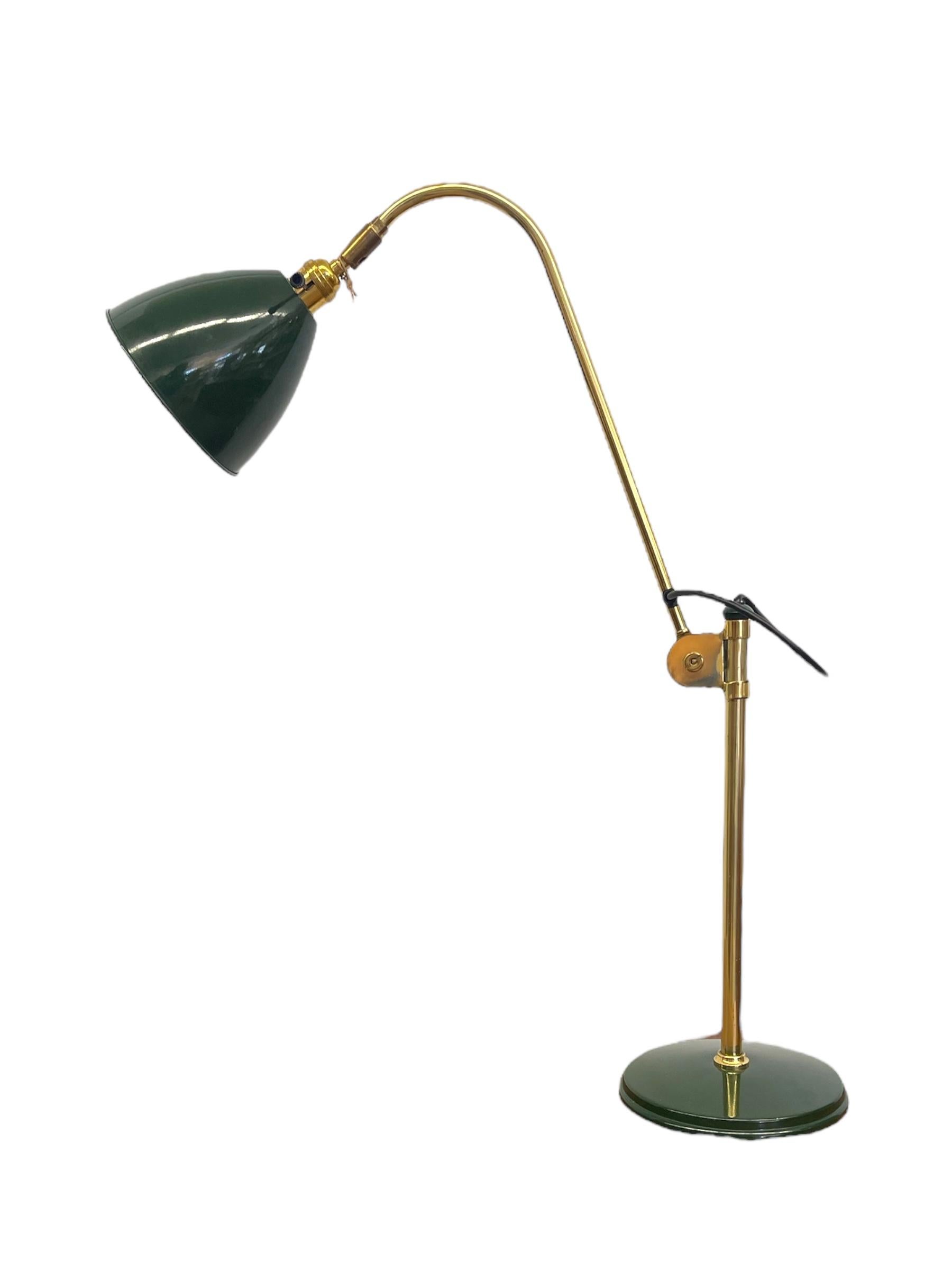 Mid-Century Modern Lampe de bureau vintage réglable en vert et laiton avec bras articulé en vente