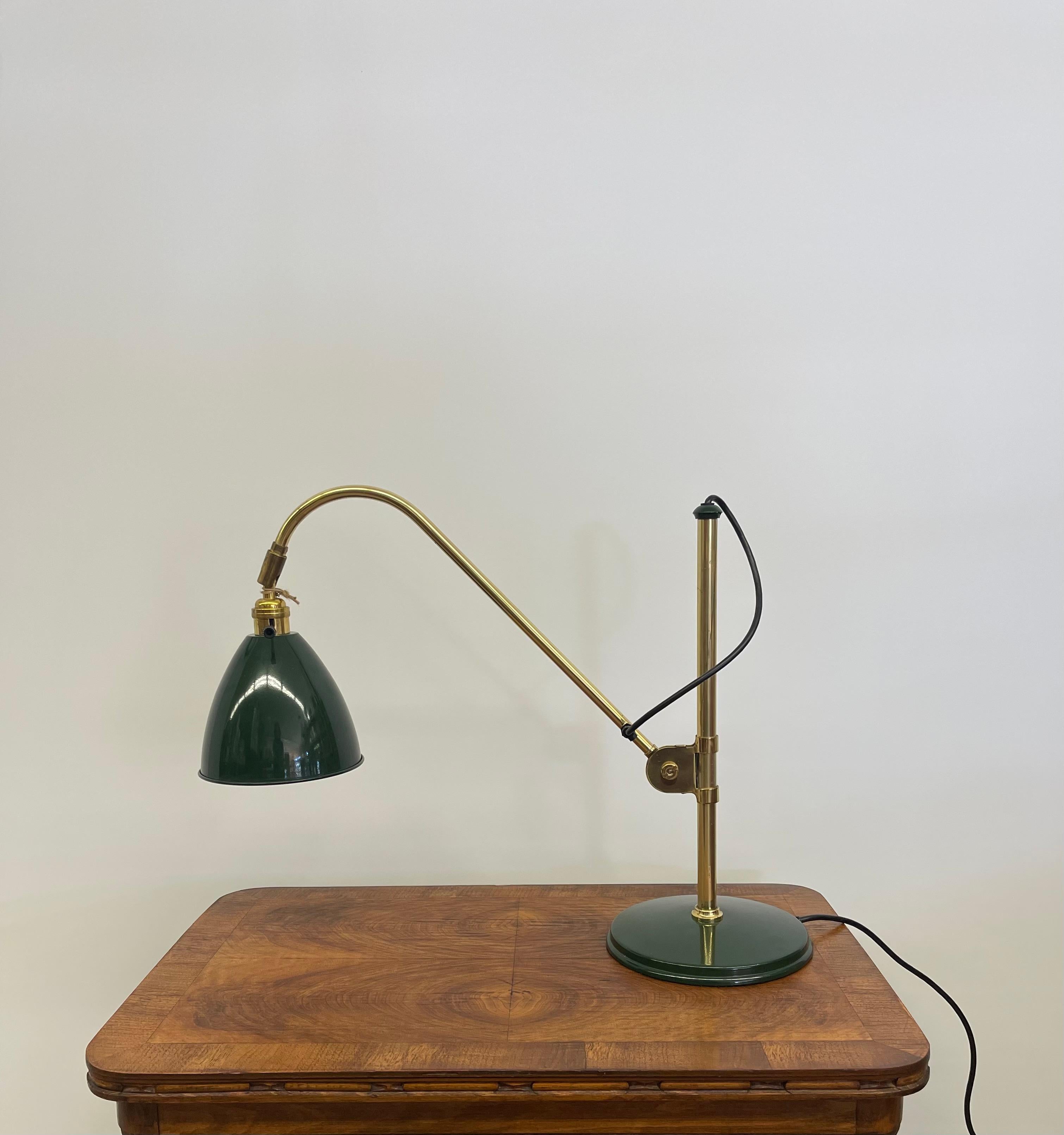 Lampe de bureau vintage réglable en vert et laiton avec bras articulé Bon état - En vente à Seattle, WA