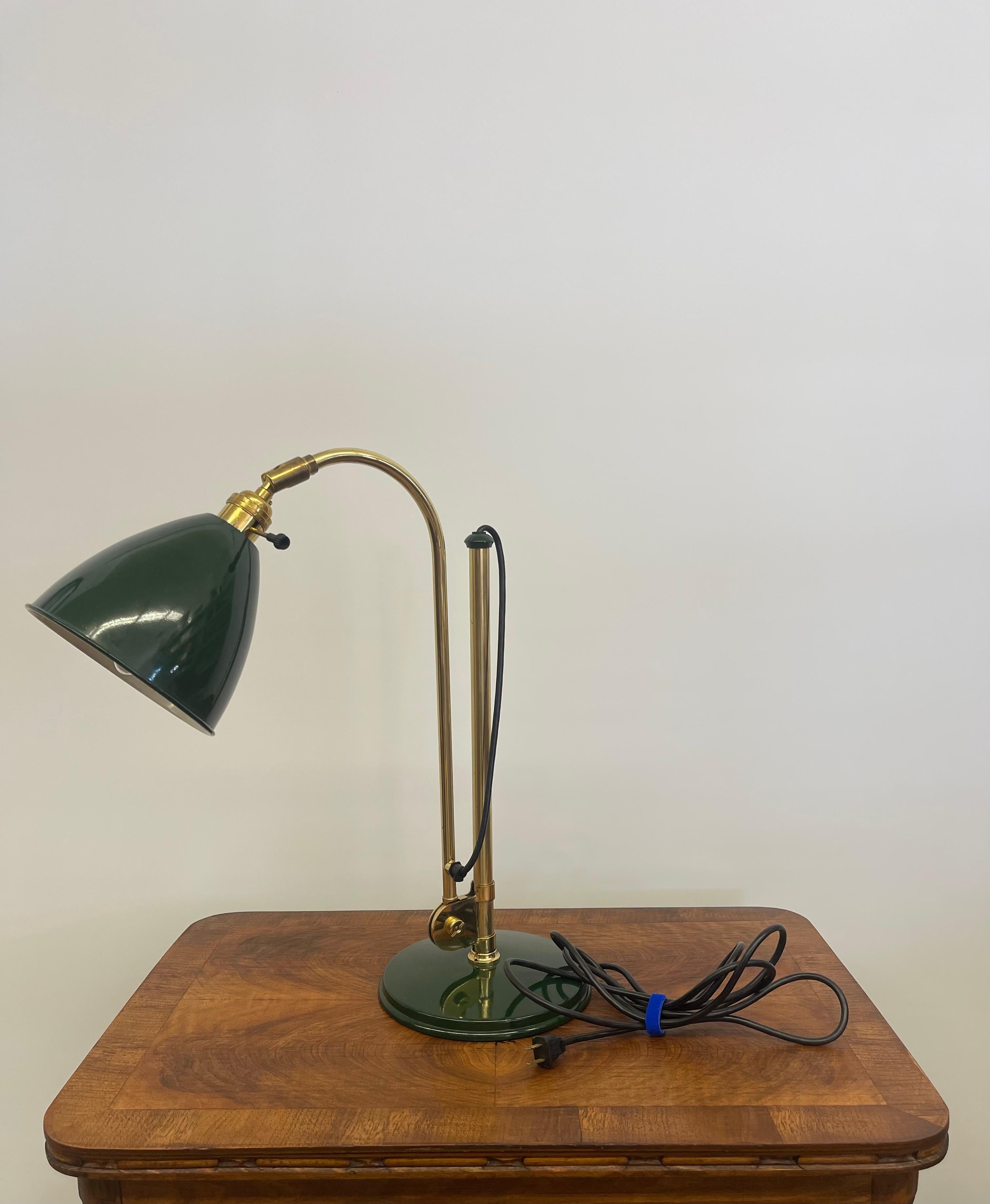 Fin du 20e siècle Lampe de bureau vintage réglable en vert et laiton avec bras articulé en vente