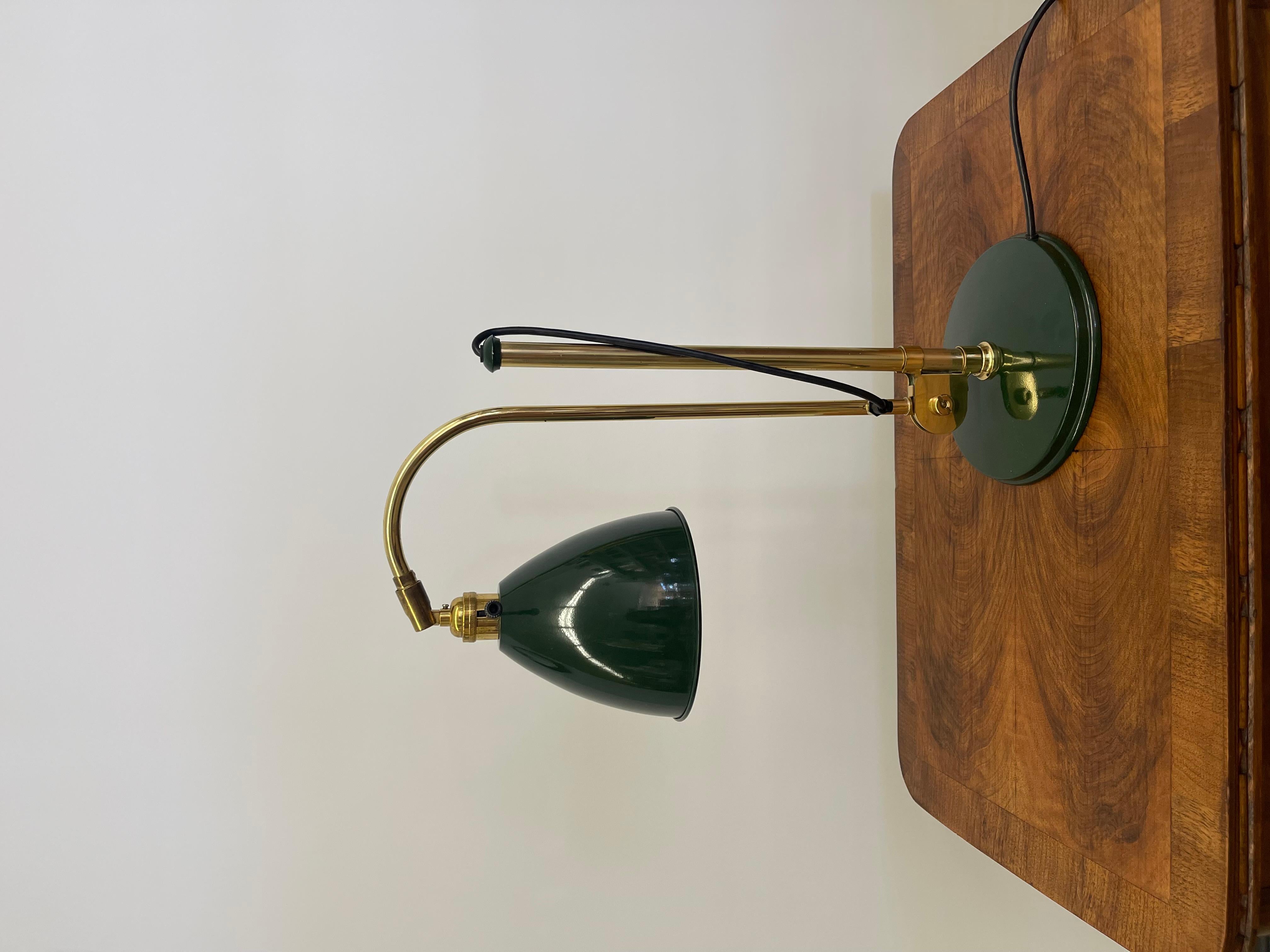 Laiton Lampe de bureau vintage réglable en vert et laiton avec bras articulé en vente