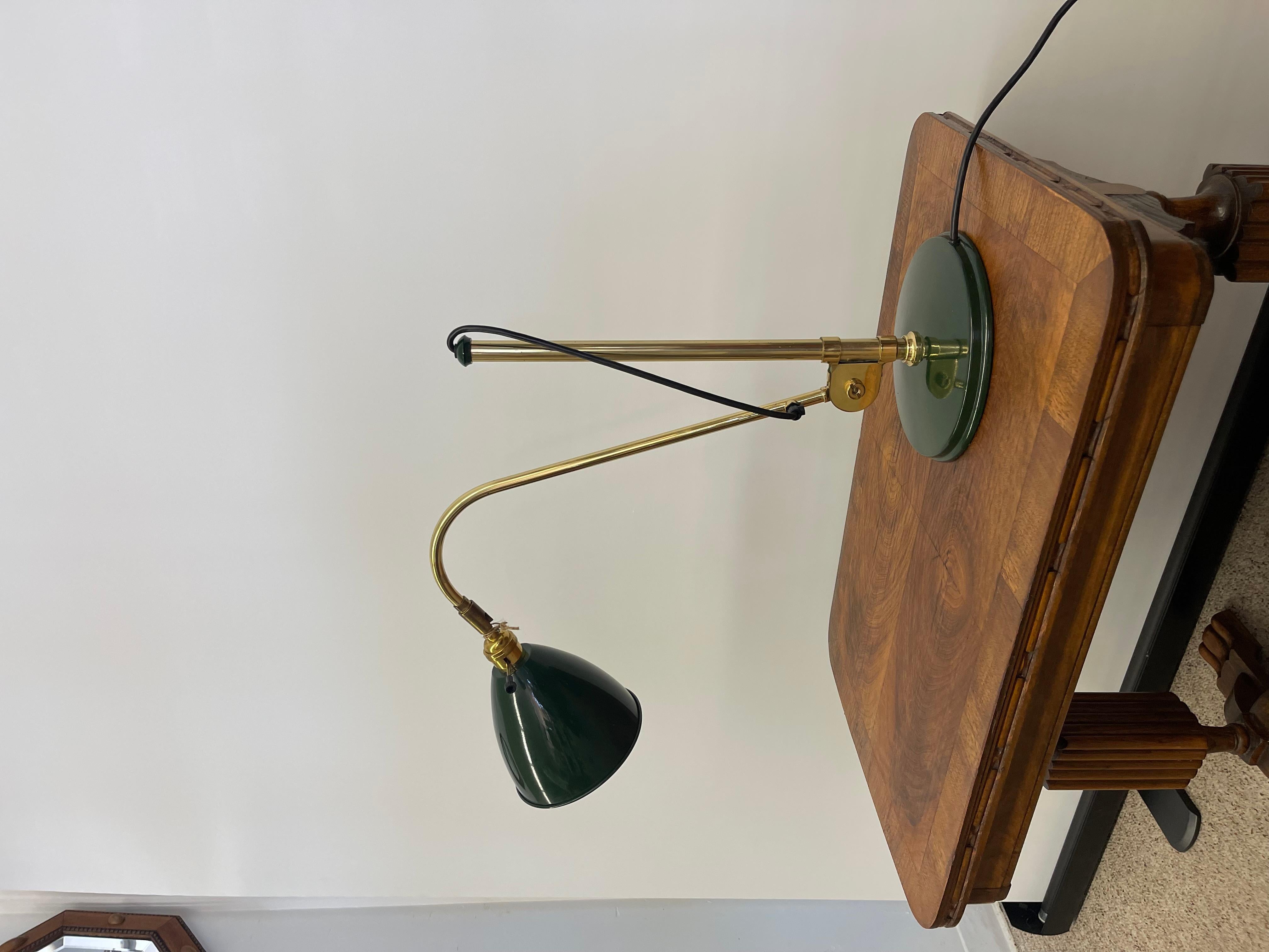 Lampe de bureau vintage réglable en vert et laiton avec bras articulé en vente 1