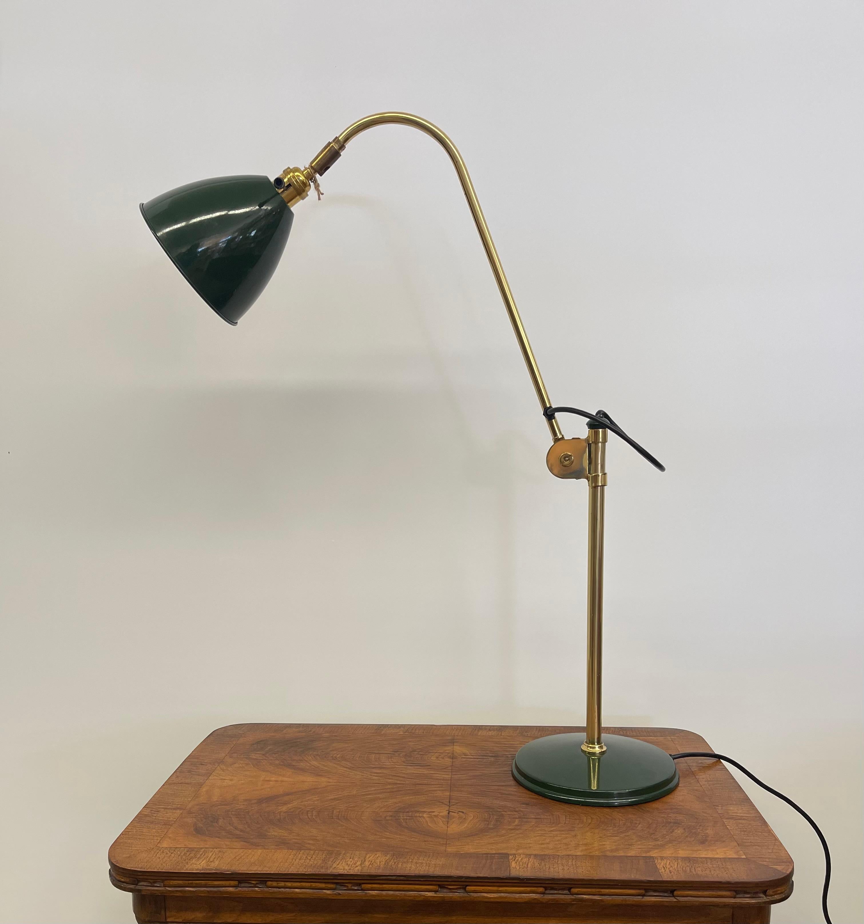 Lampe de bureau vintage réglable en vert et laiton avec bras articulé en vente 2