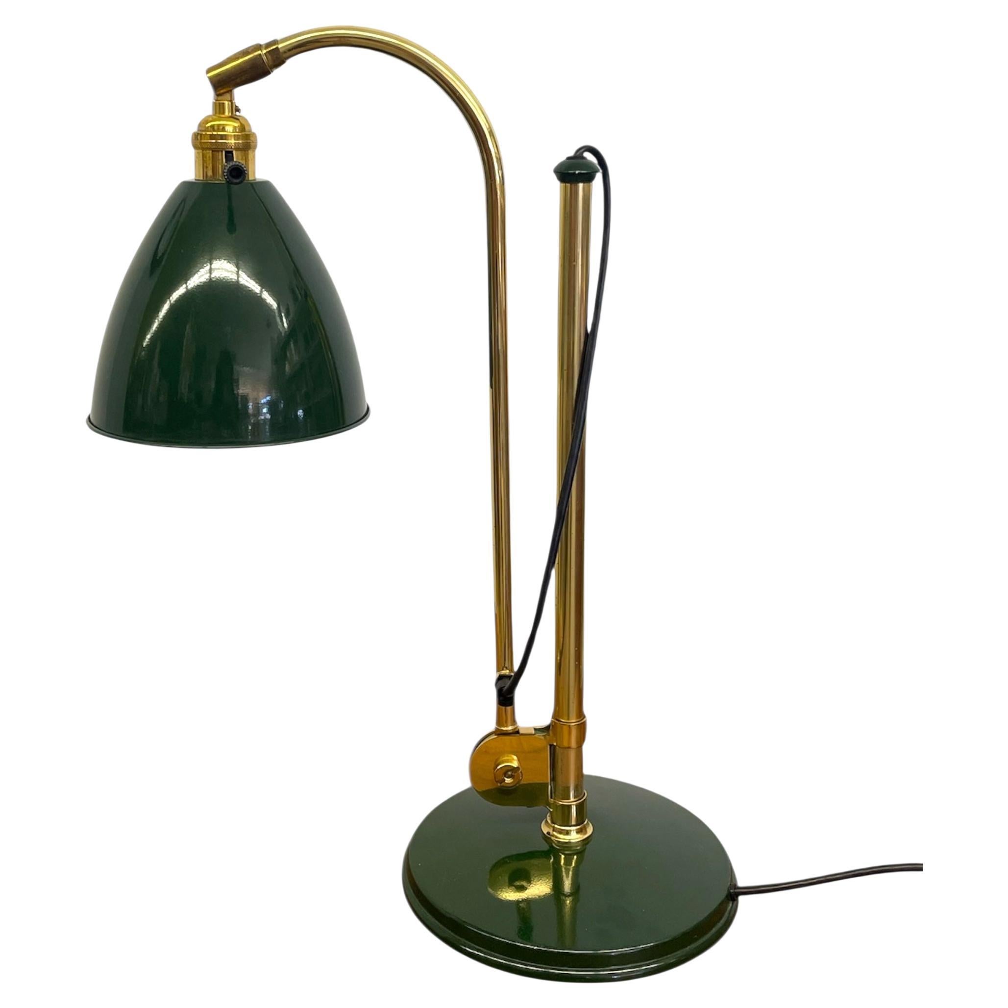 Lampada da scrivania vintage regolabile in tonalità verde e ottone con braccio snodato