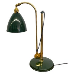 Vintage Verstellbare grüne und messingfarbene Schreibtischlampe mit Gelenkarm