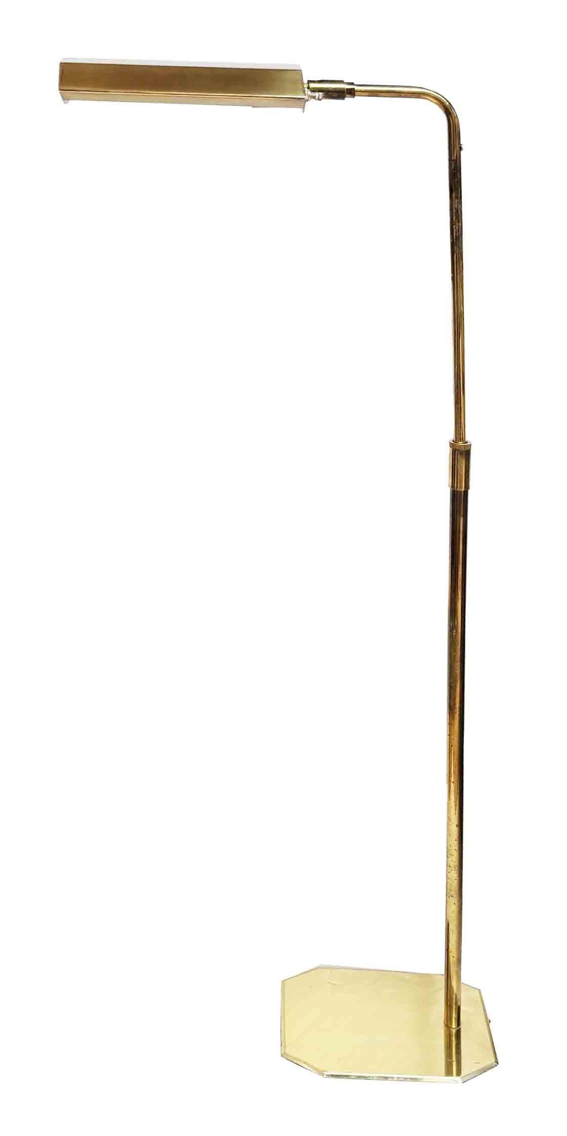 Lampada da terra regolabile d'epoca in ottone patinato con testa girevole di Koch & Lowry in vendita 4