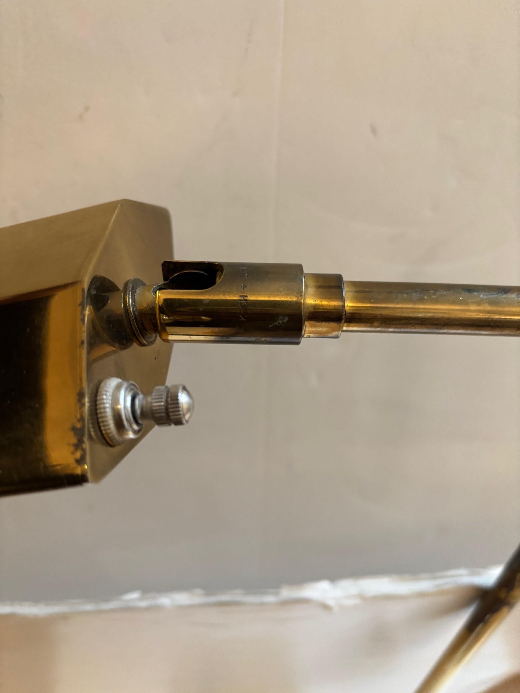 Lampada da terra regolabile d'epoca in ottone patinato con testa girevole di Koch & Lowry in vendita 5