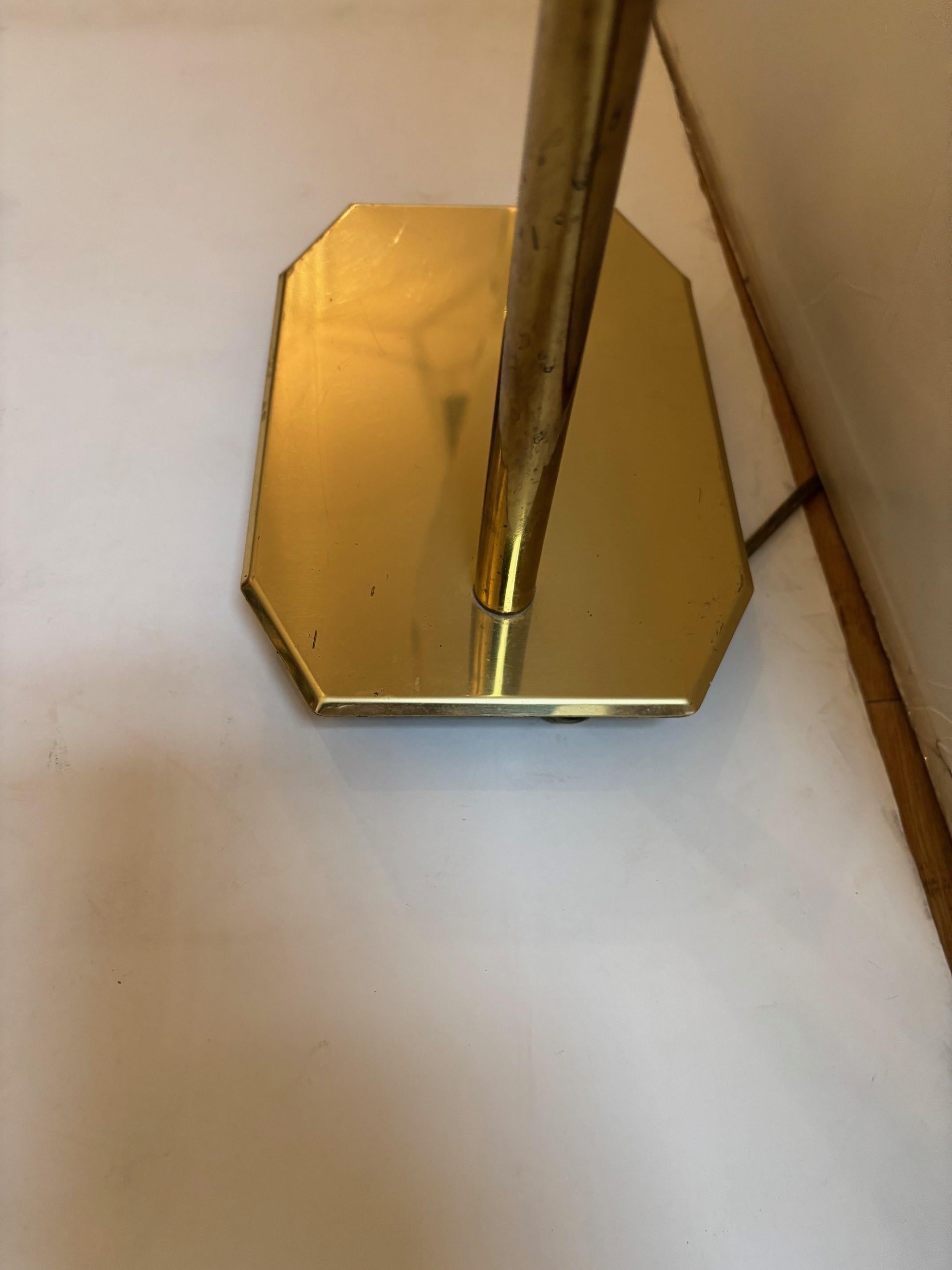 Lampada da terra regolabile d'epoca in ottone patinato con testa girevole di Koch & Lowry in vendita 6