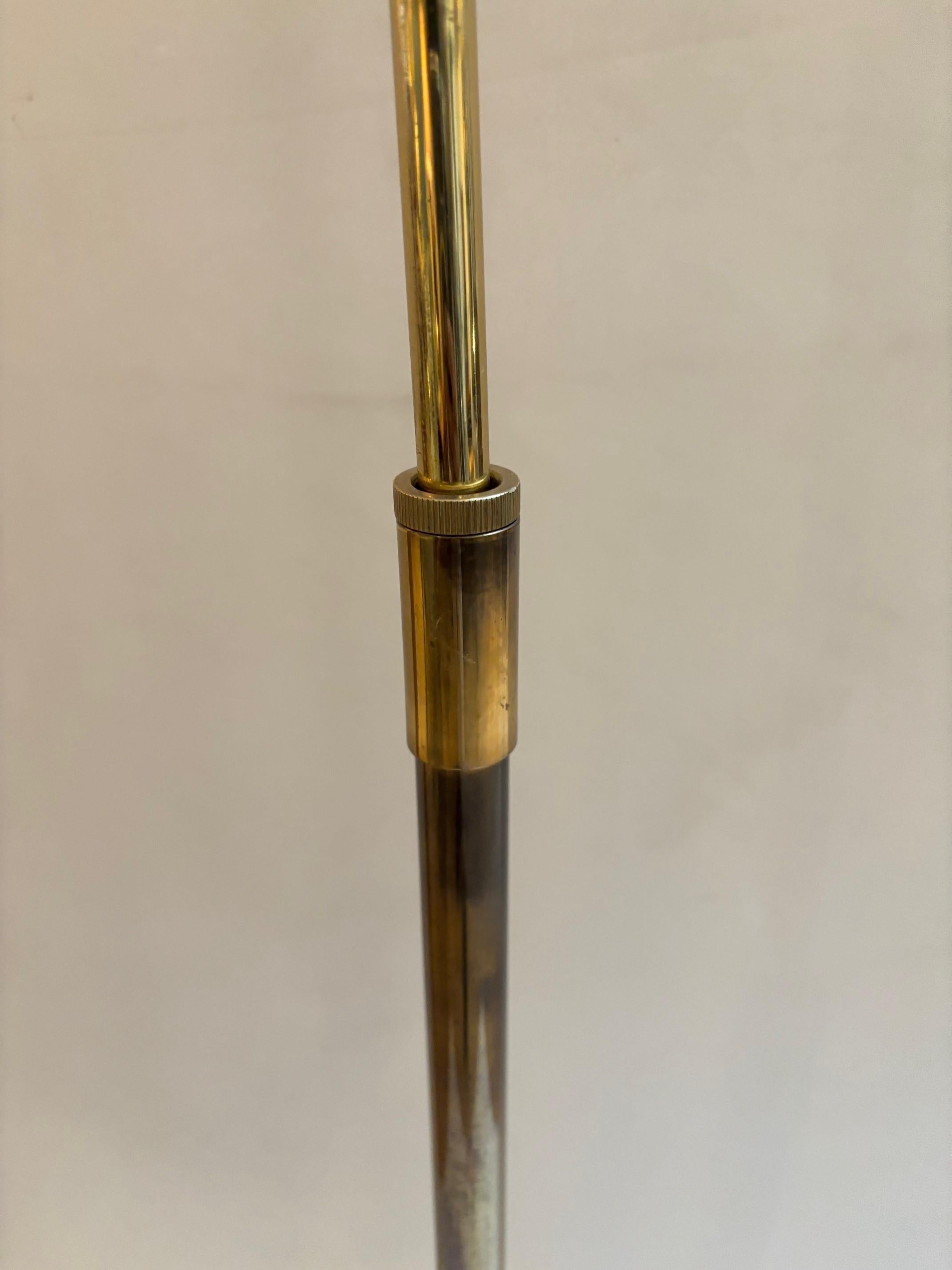 Lampada da terra regolabile d'epoca in ottone patinato con testa girevole di Koch & Lowry In condizioni buone in vendita a Los Angeles, CA