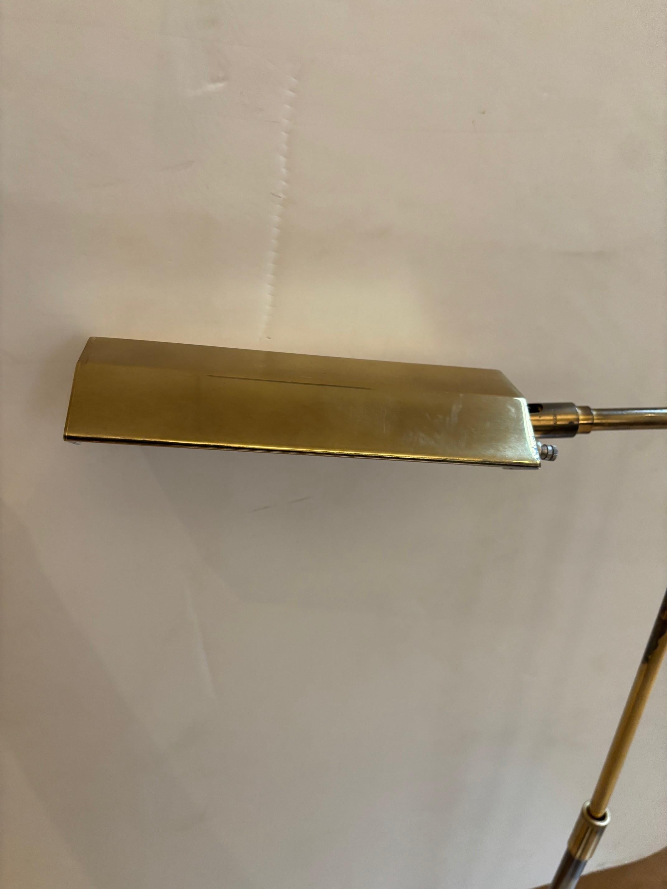 Lampada da terra regolabile d'epoca in ottone patinato con testa girevole di Koch & Lowry in vendita 1