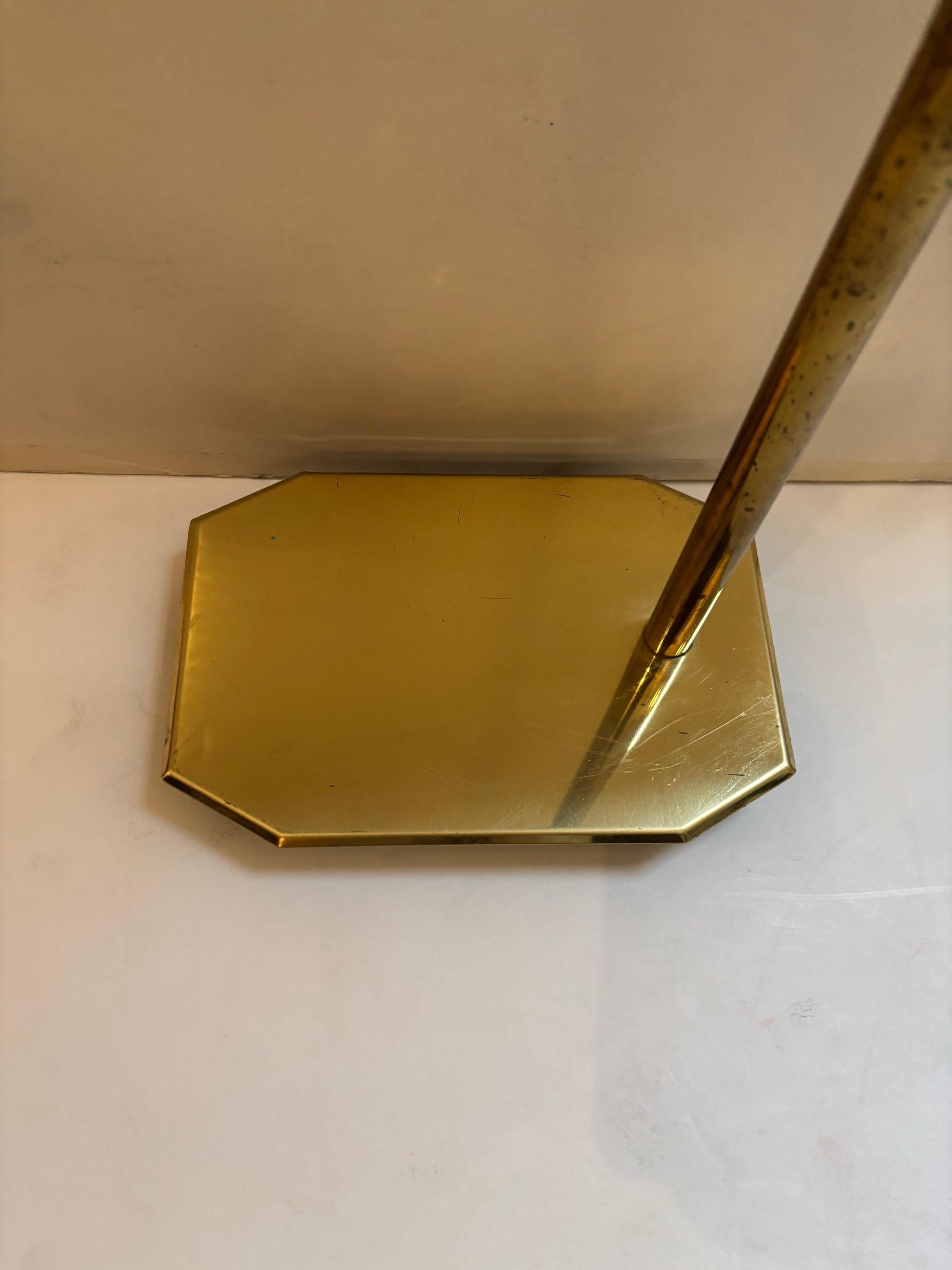 Lampada da terra regolabile d'epoca in ottone patinato con testa girevole di Koch & Lowry in vendita 2